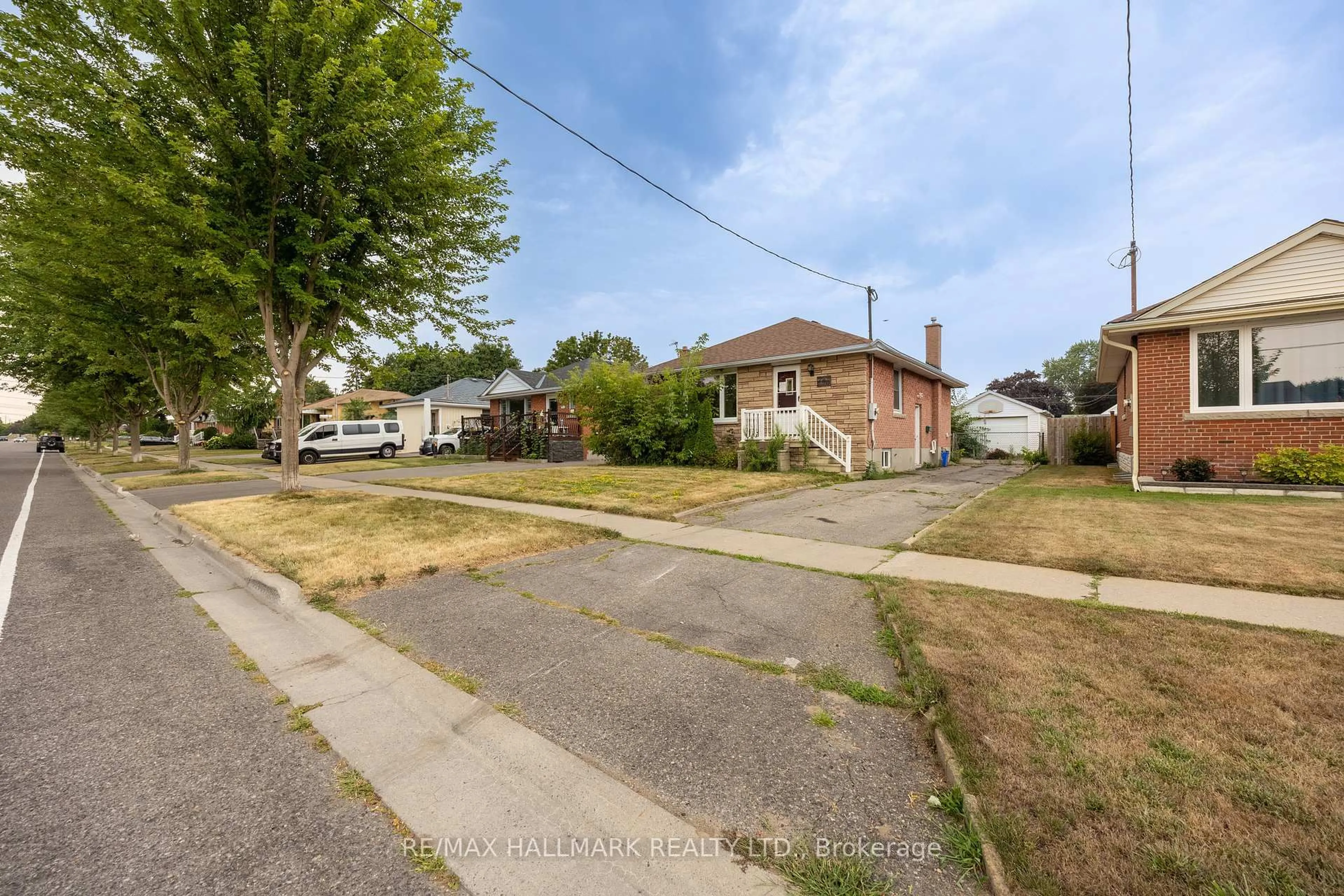A pic from outside/outdoor area/front of a property/back of a property/a pic from drone, street for 260 Farewell Ave, Oshawa Ontario L1H 6L9