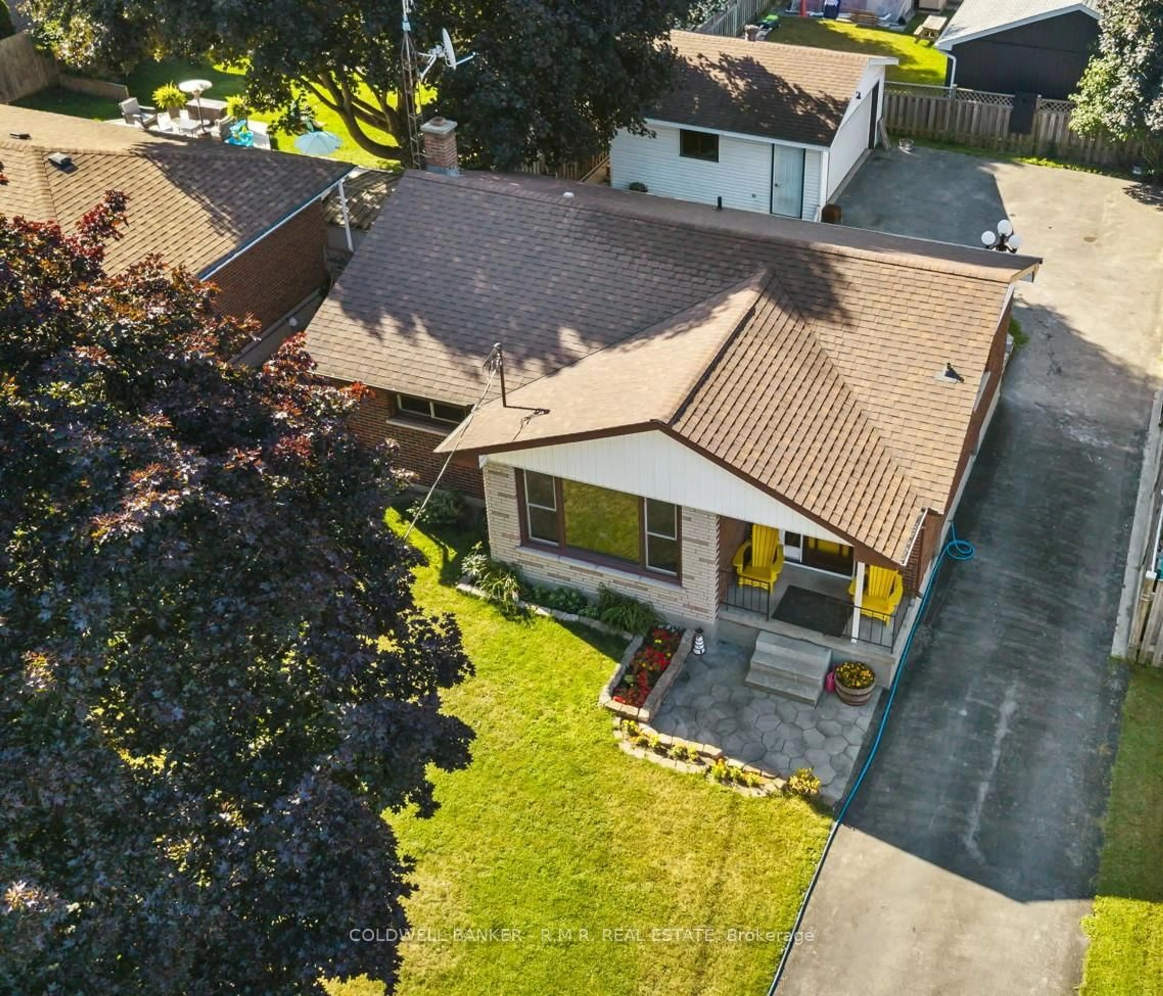 A pic from outside/outdoor area/front of a property/back of a property/a pic from drone, street for 19 Parkway Cres, Clarington Ontario L1C 1B9