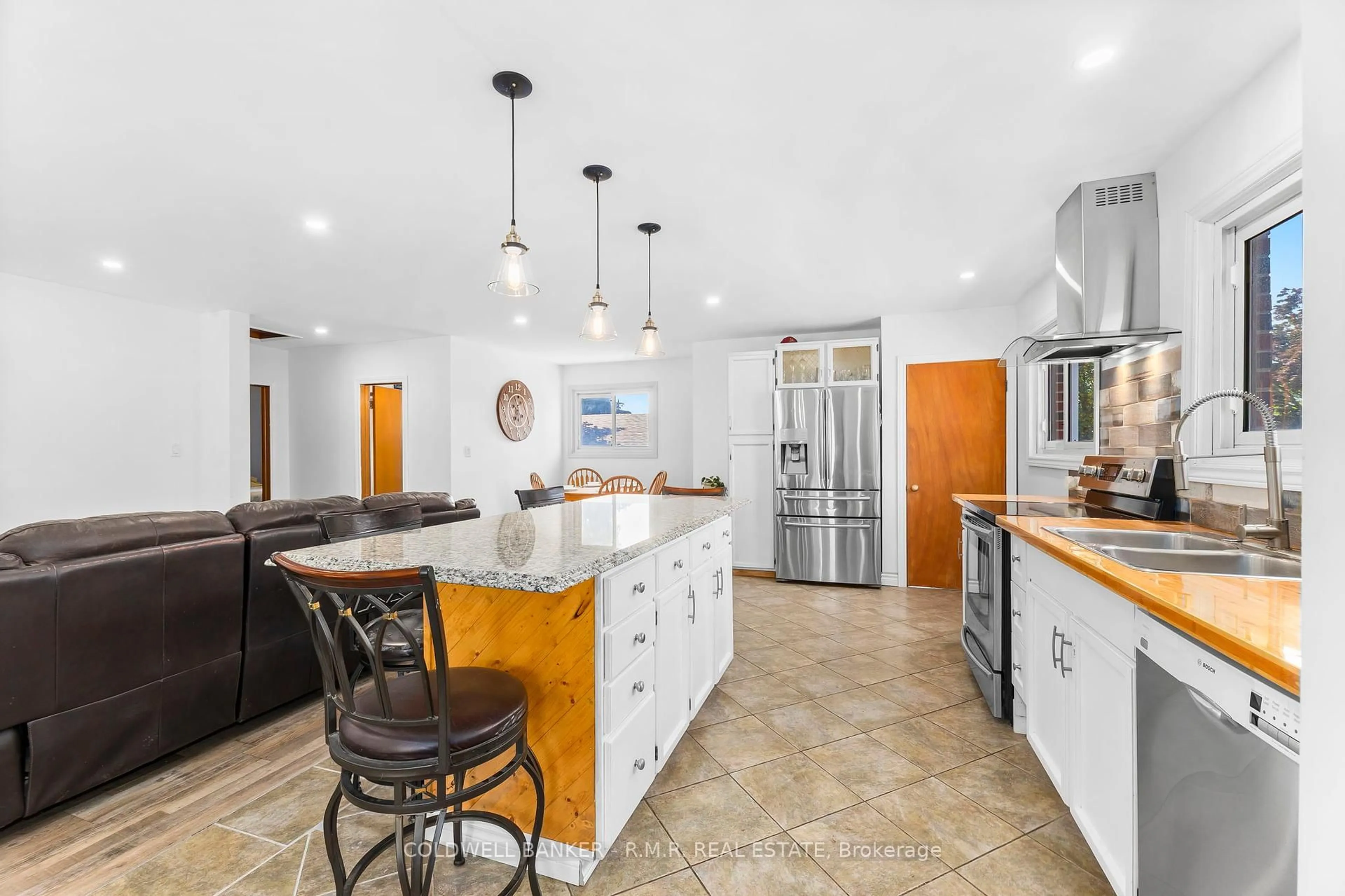 Open concept kitchen, ceramic/tile floor for 19 Parkway Cres, Clarington Ontario L1C 1B9