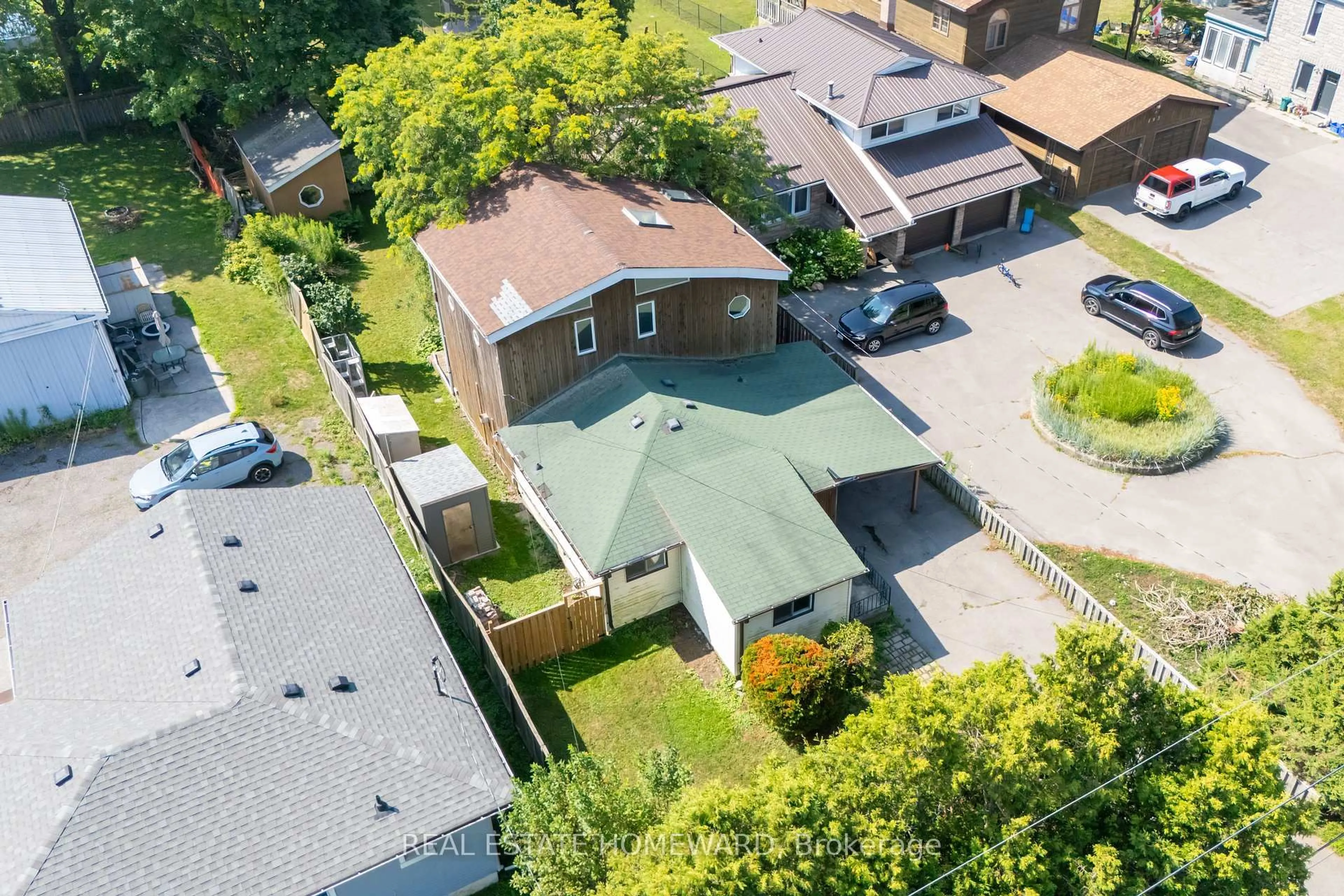 A pic from outside/outdoor area/front of a property/back of a property/a pic from drone, street for 485 Stone St, Oshawa Ontario L1J 1A4