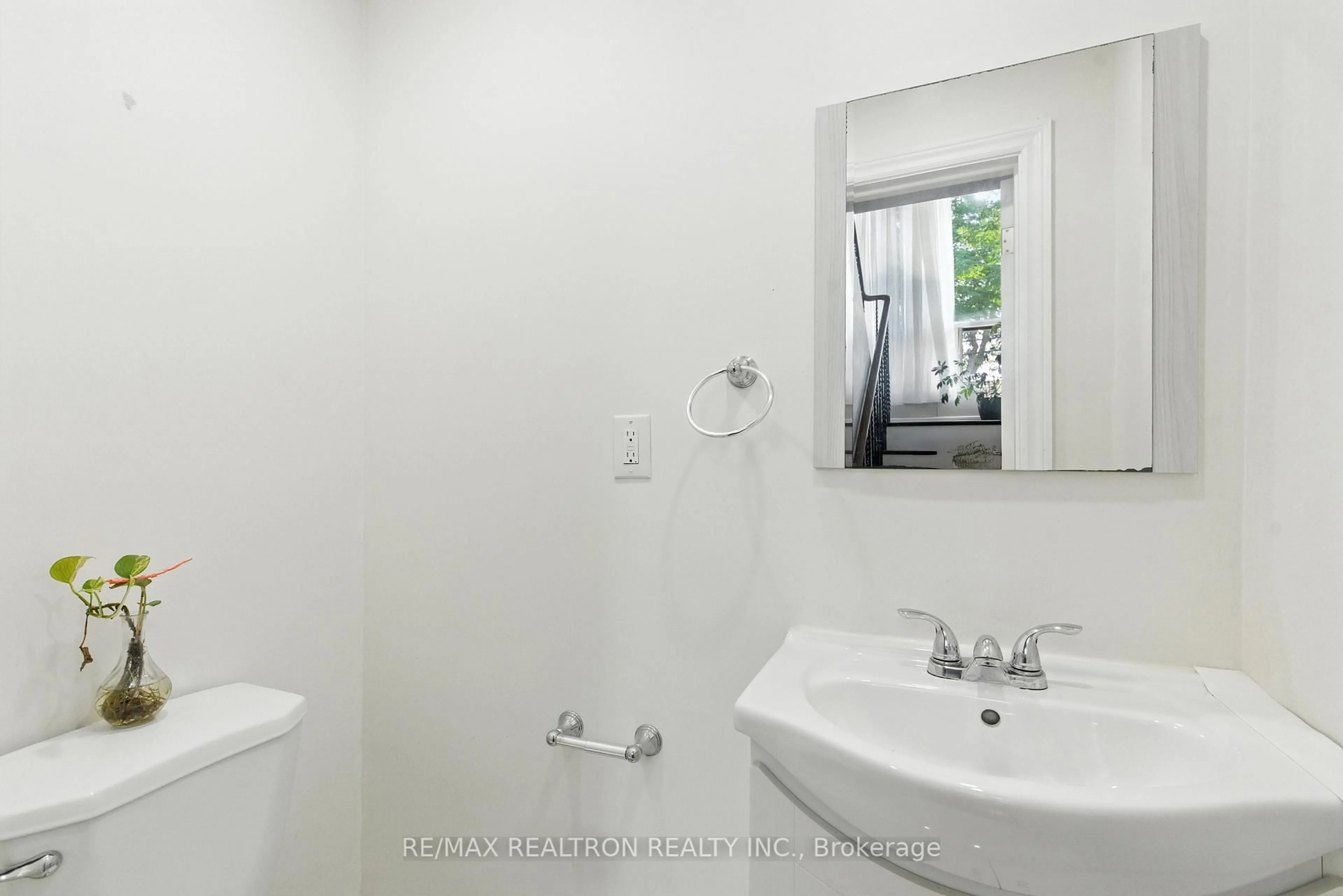 Standard bathroom, ceramic/tile floor for 498 Midland Ave, Toronto Ontario M1N 1T1
