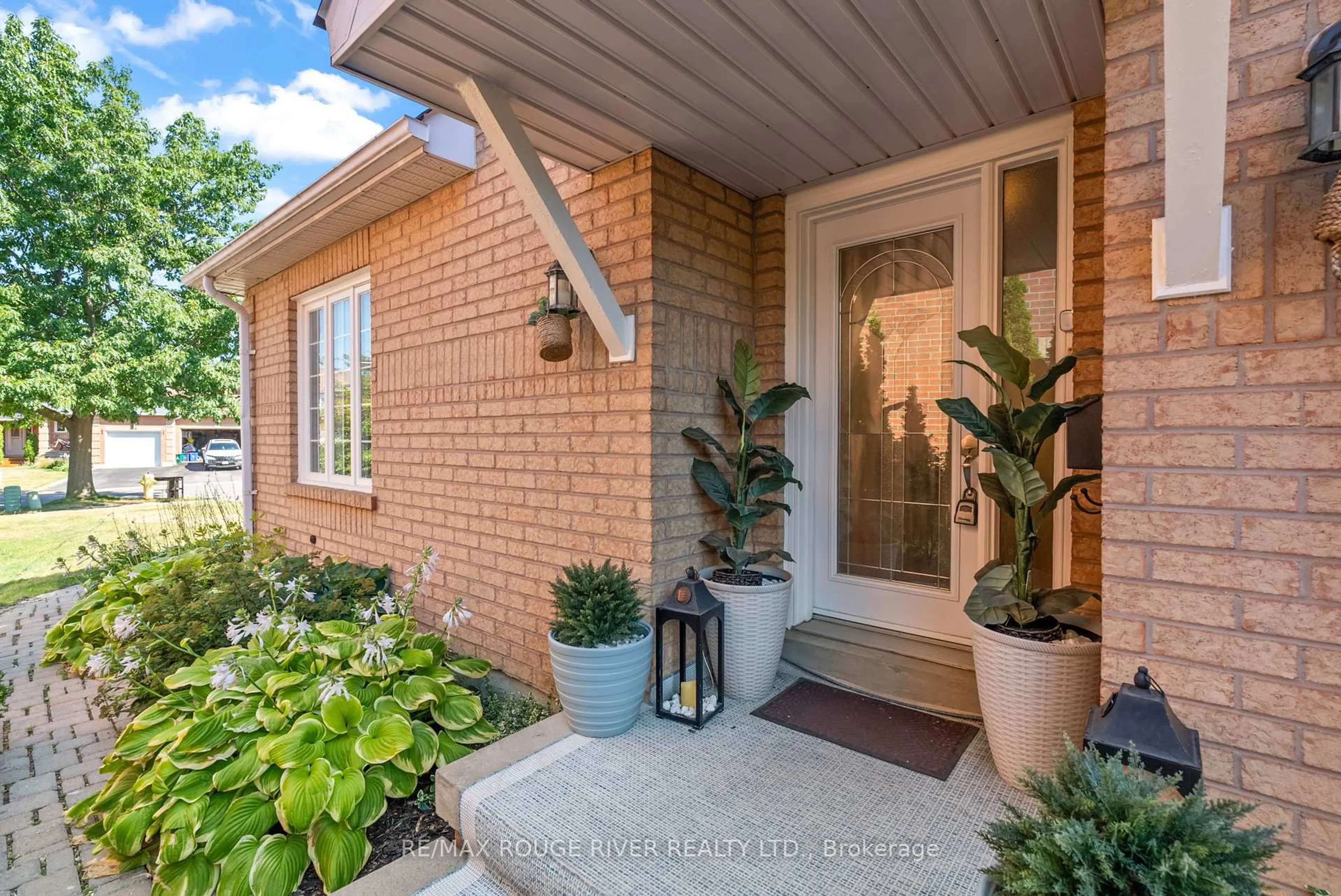 Home with brick exterior material, street for 27 Creekwood Cres, Whitby Ontario L1R 2K2