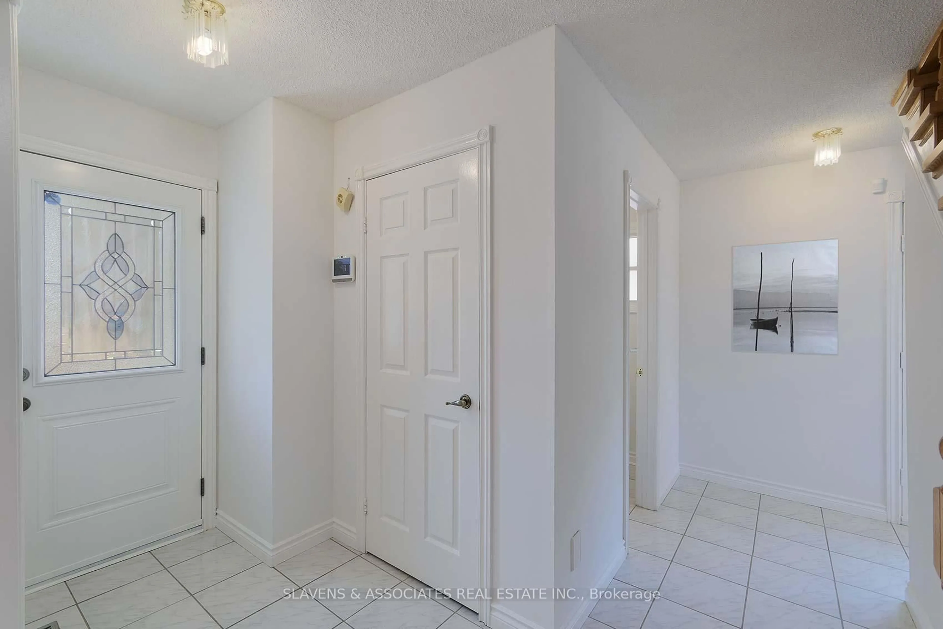 Indoor entryway for 66 Inniscross Cres, Toronto Ontario M1V 2S9