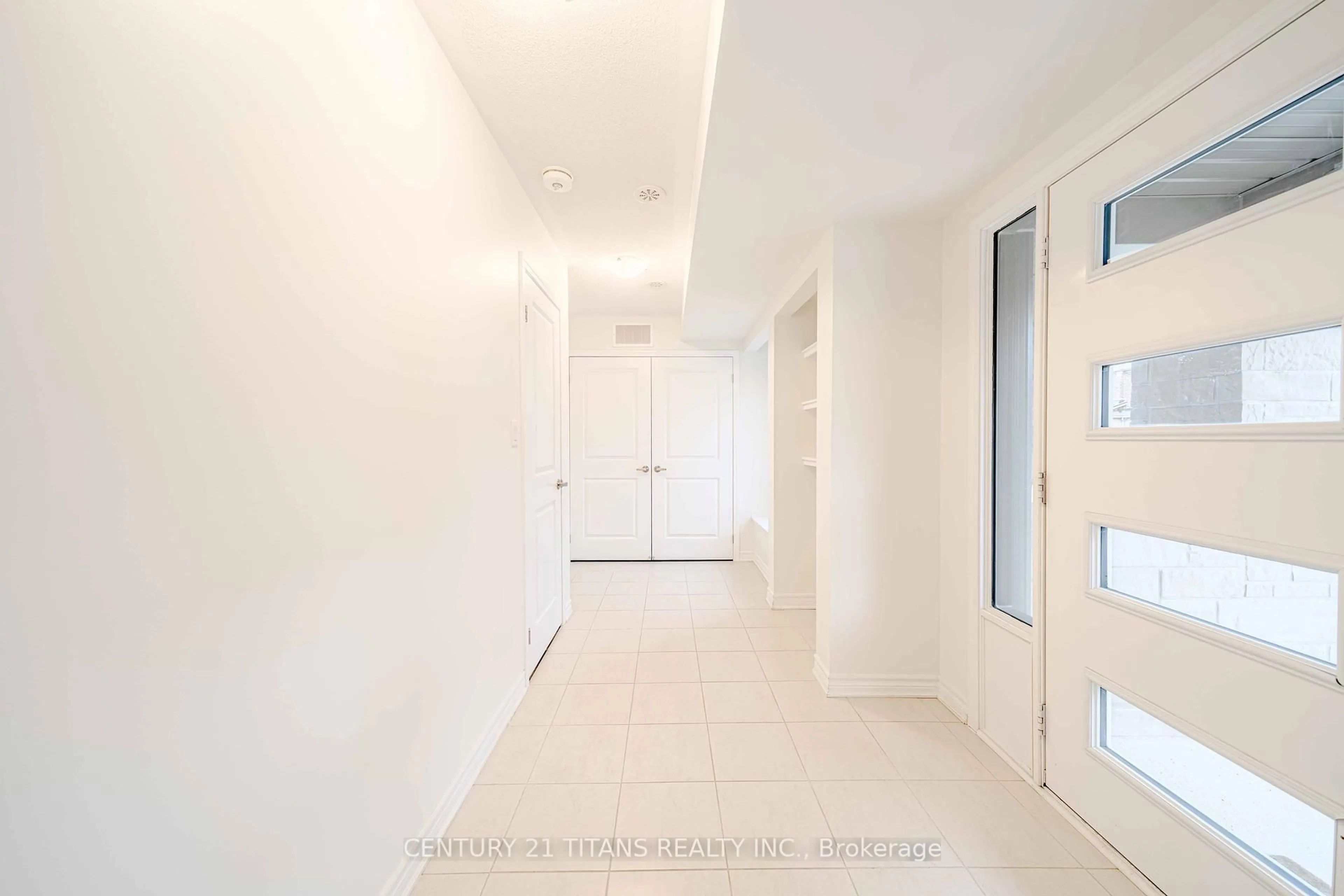 Indoor foyer for 3321 Thunderbird Prom, Pickering Ontario L1X 0N4