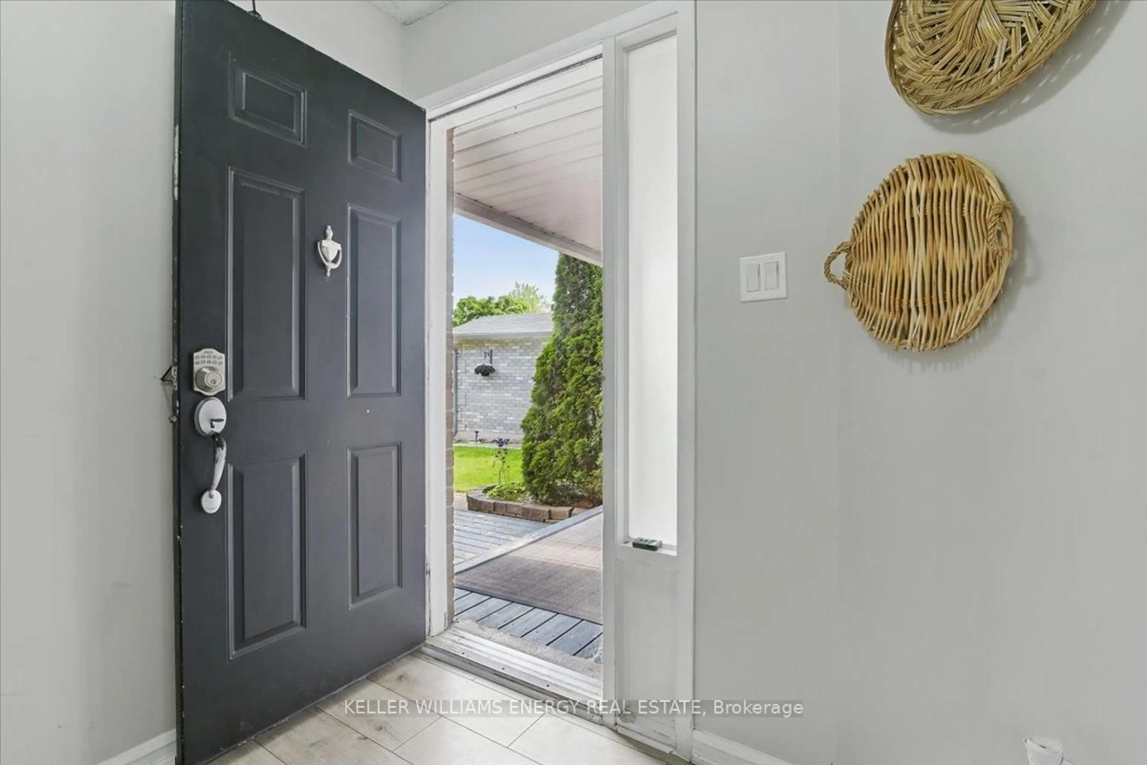Indoor entryway for 89 Yorkville Dr, Clarington Ontario L1E 2A6