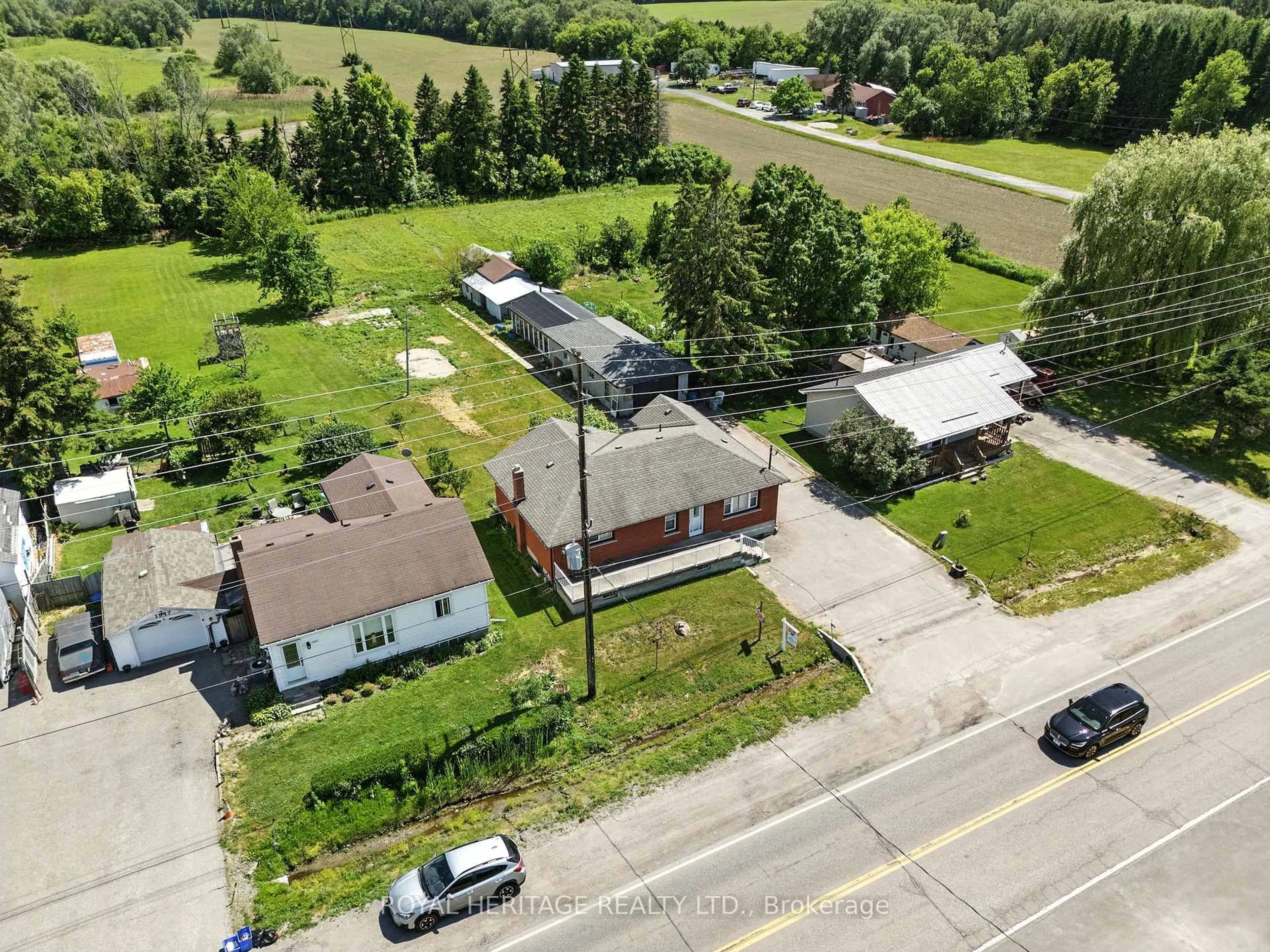 A pic from outside/outdoor area/front of a property/back of a property/a pic from drone, street for 1595 Taunton Rd, Clarington Ontario L0B 1J0