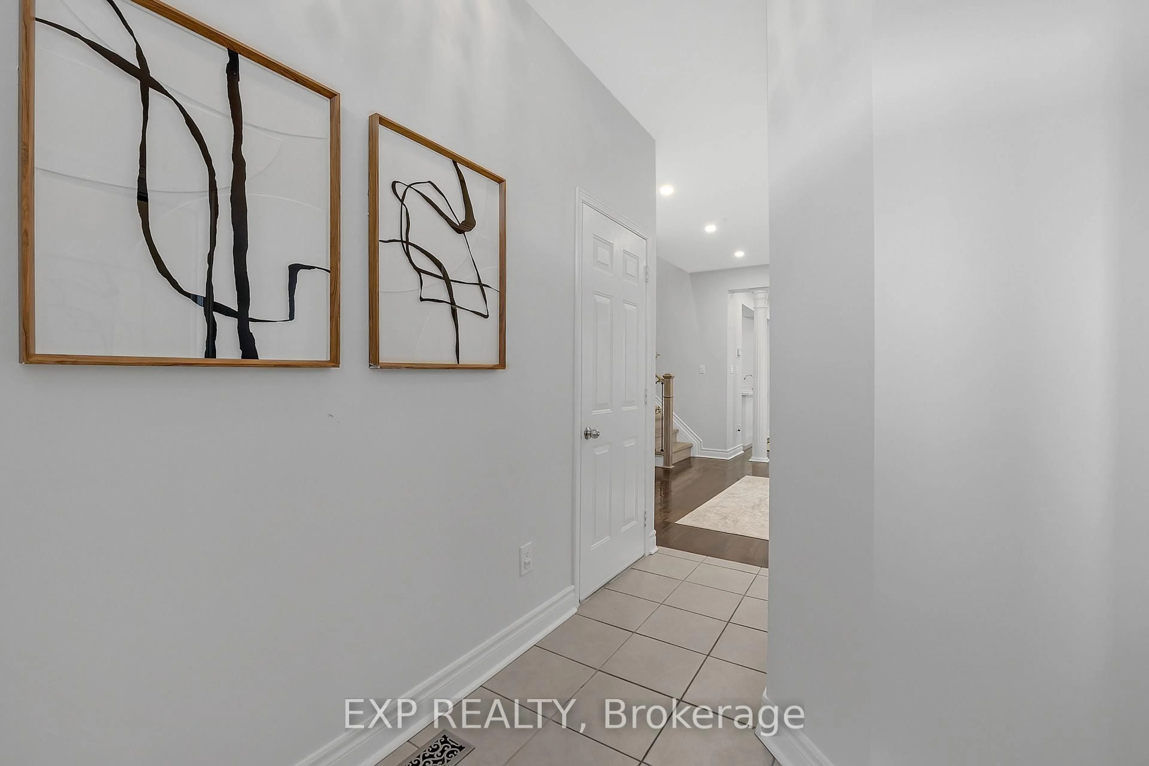 Indoor entryway for 212 Shadow Pl, Pickering Ontario L1V 7H6