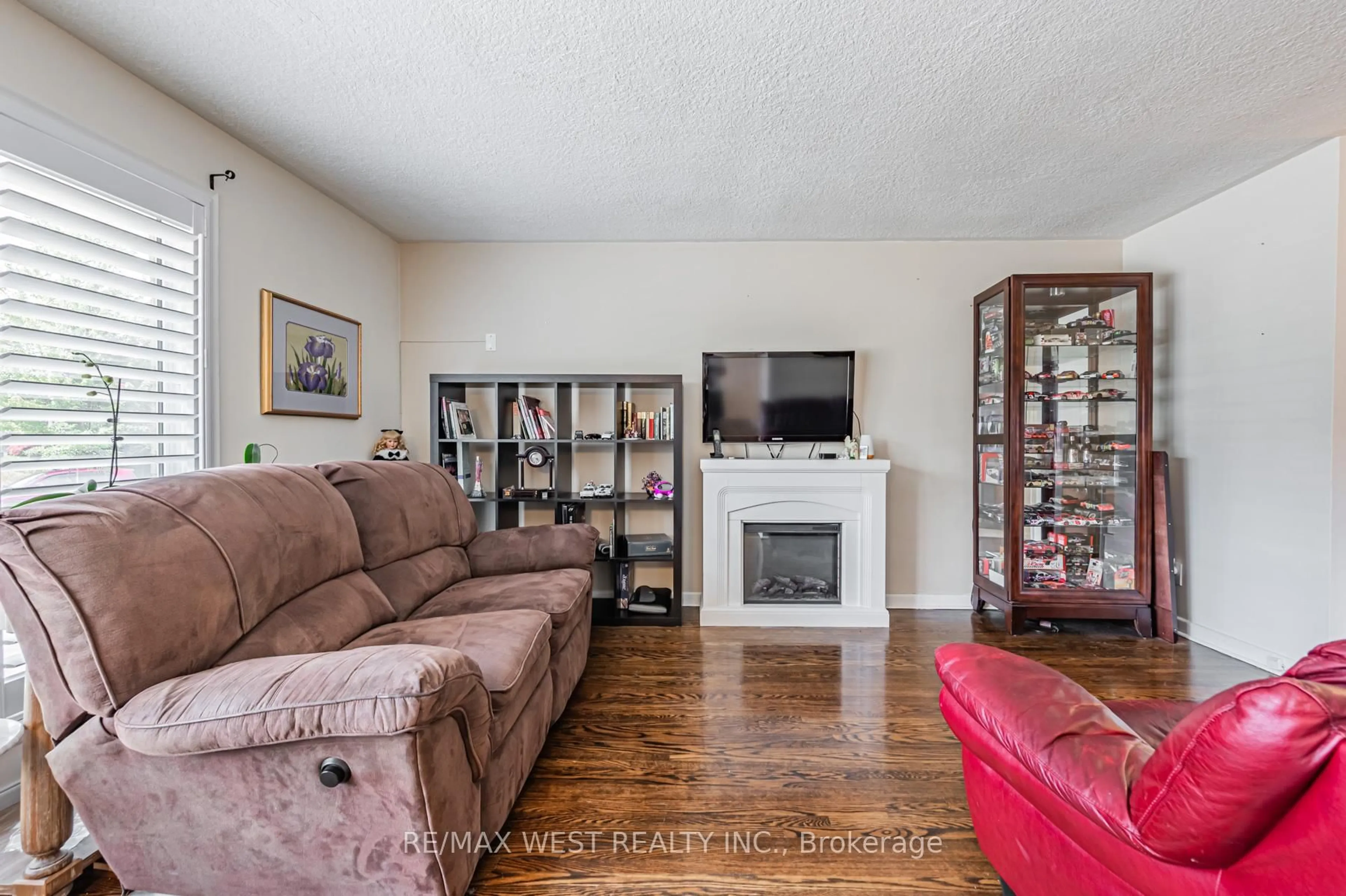 Living room with furniture, unknown for 54 Medley Cres, Toronto Ontario M1J 1Y3