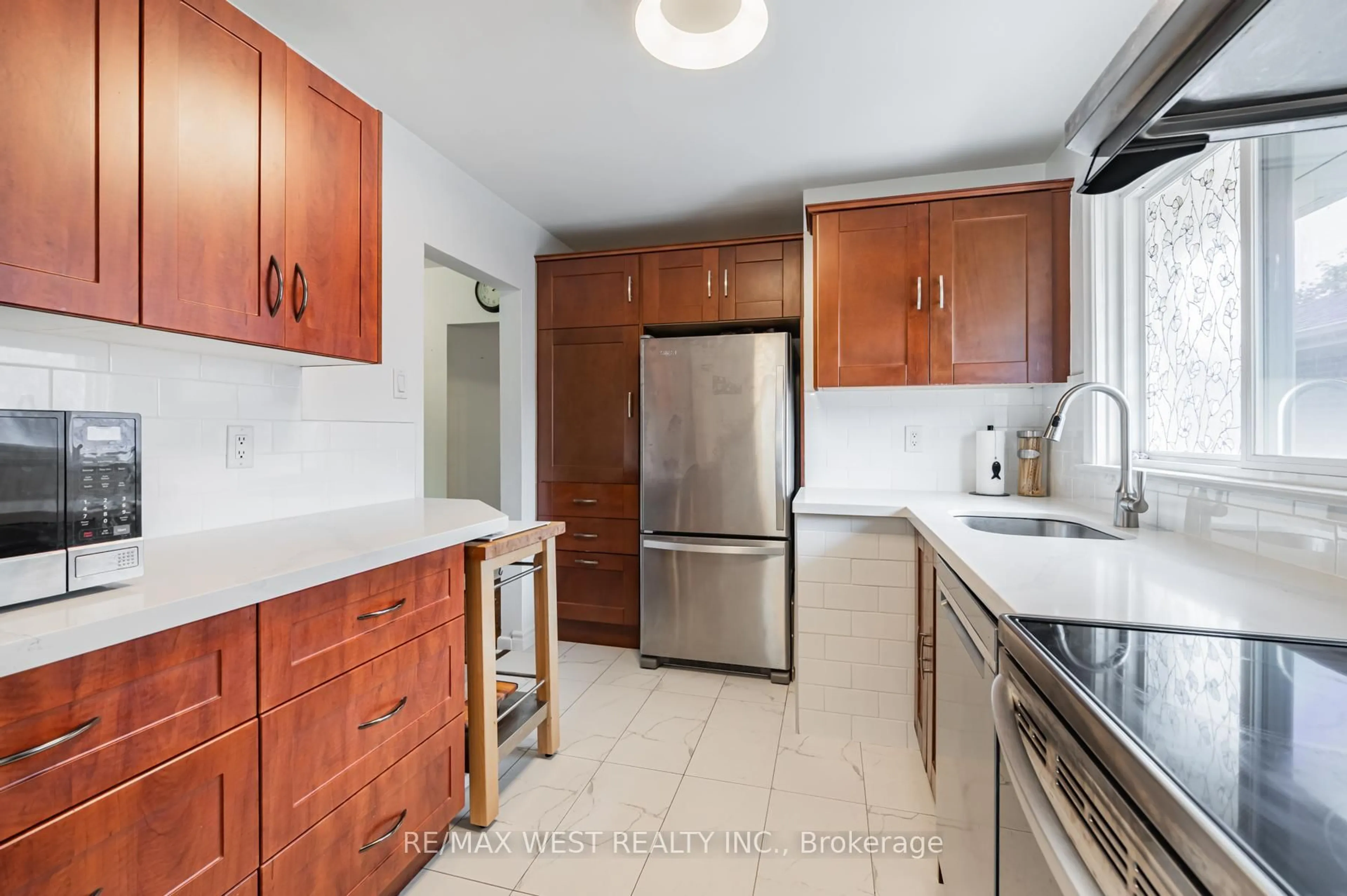 Standard kitchen, ceramic/tile floor for 54 Medley Cres, Toronto Ontario M1J 1Y3