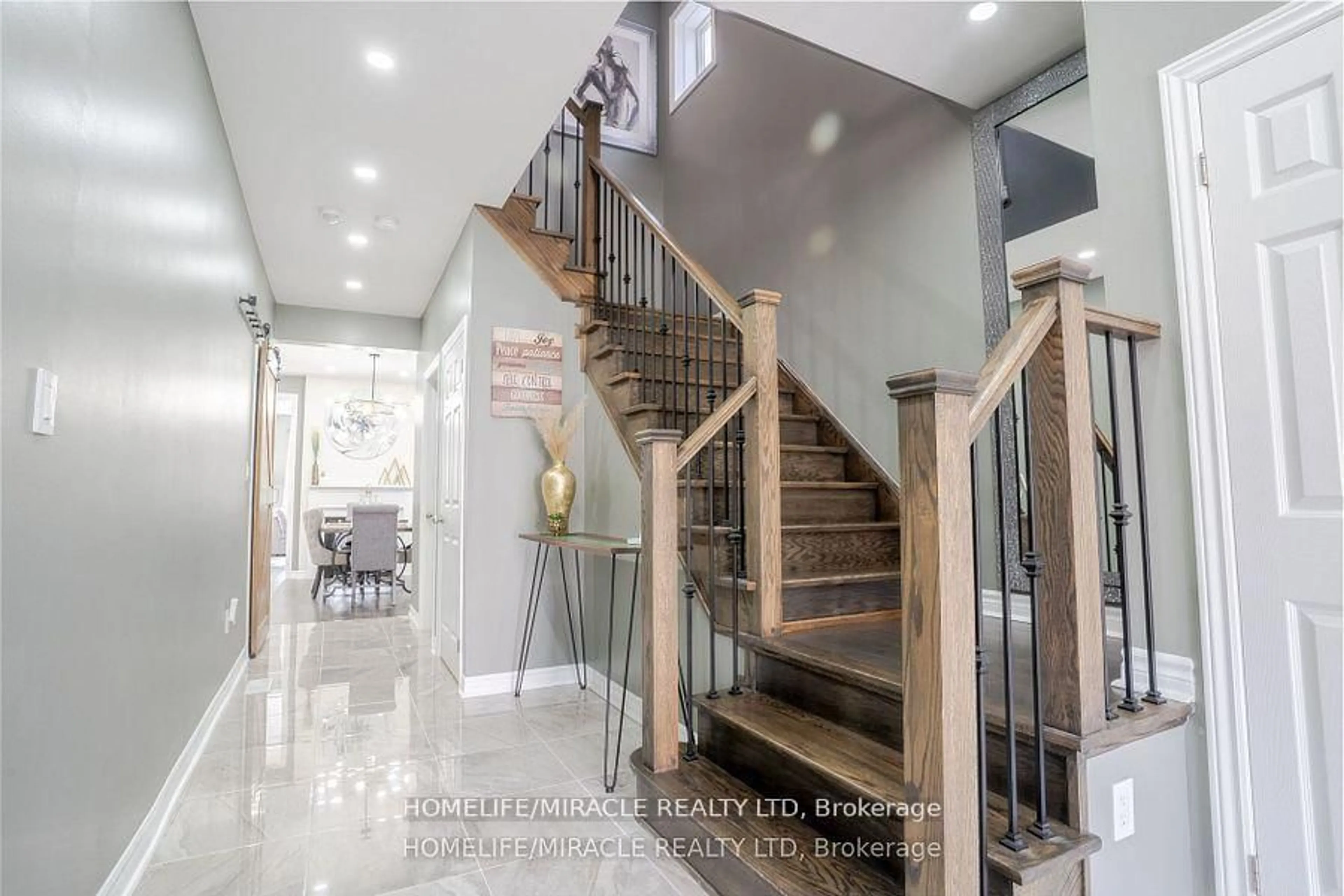 Indoor foyer for 288 Pimlico Dr, Oshawa Ontario L1L 0L3