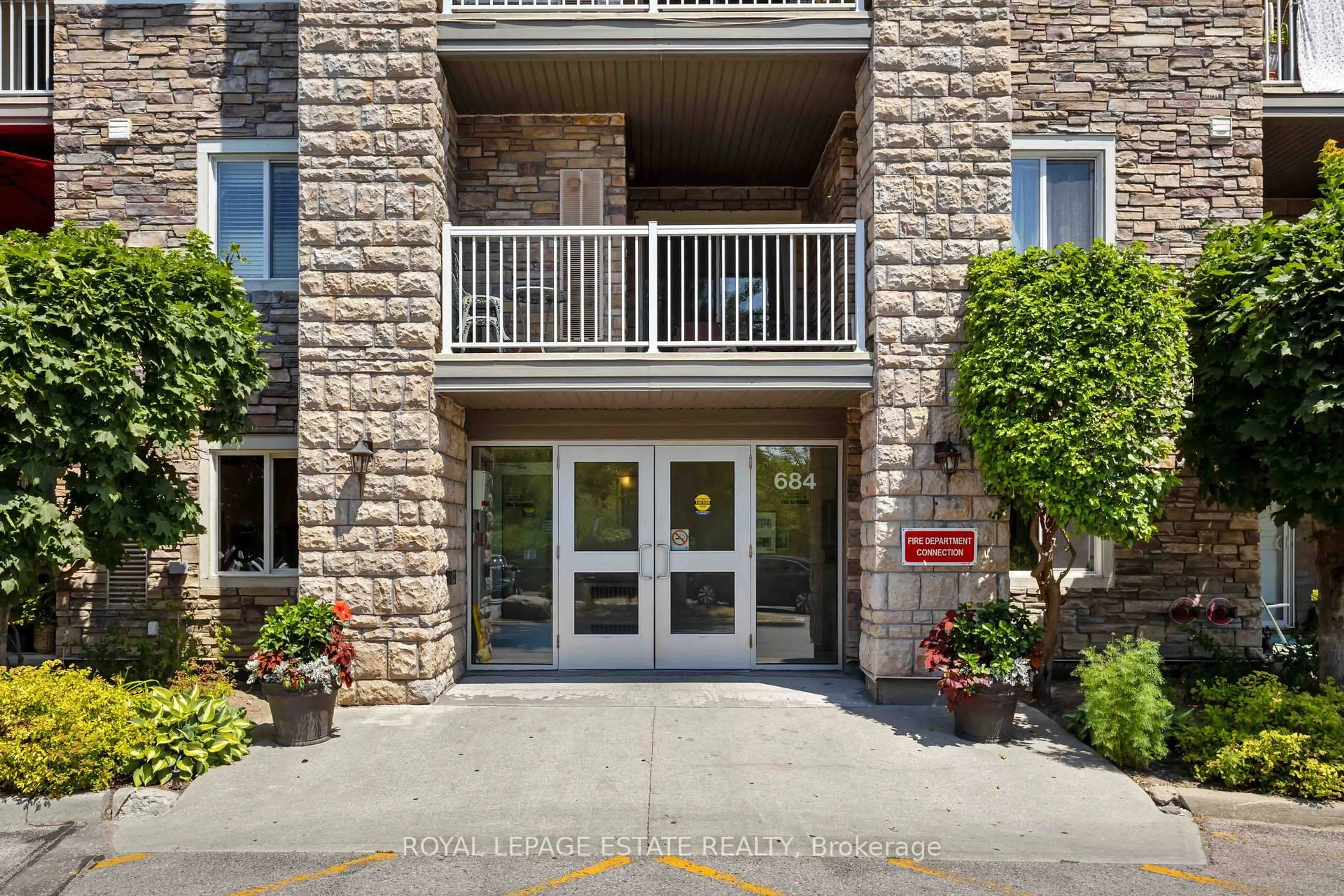 Indoor foyer for 684 Warden Ave #325, Toronto Ontario M1L 4W4