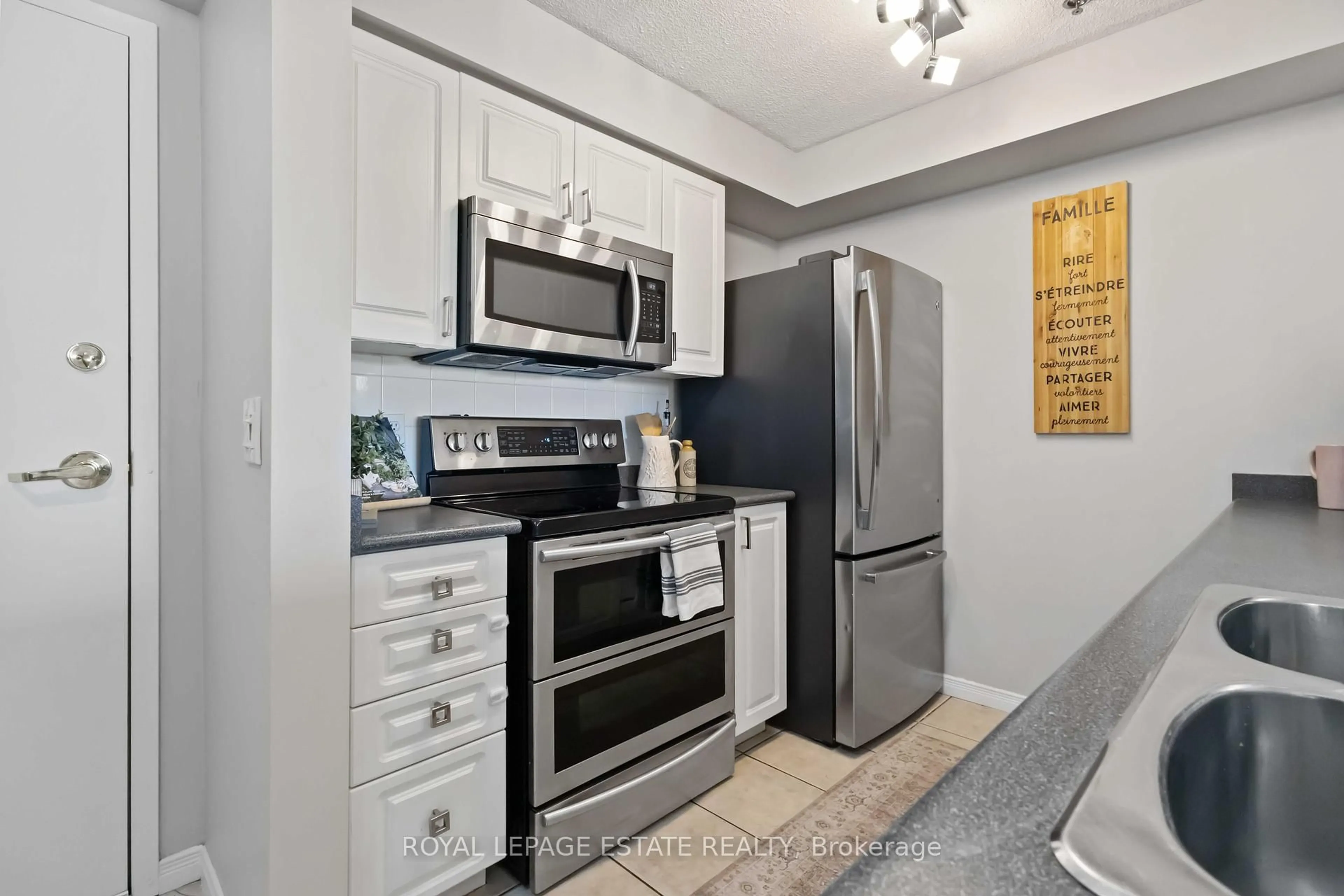 Standard kitchen, ceramic/tile floor for 684 Warden Ave #325, Toronto Ontario M1L 4W4