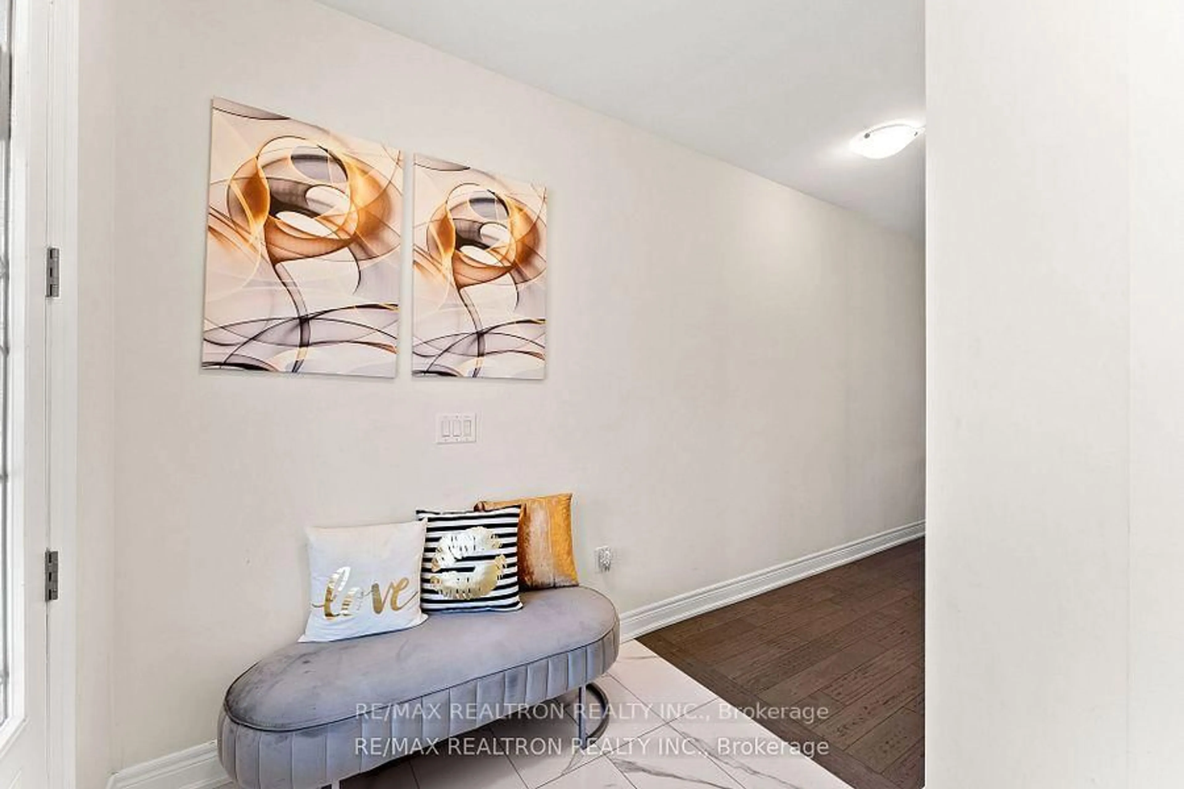 Indoor entryway for 2657 Sapphire Dr, Pickering Ontario L1X 0G6