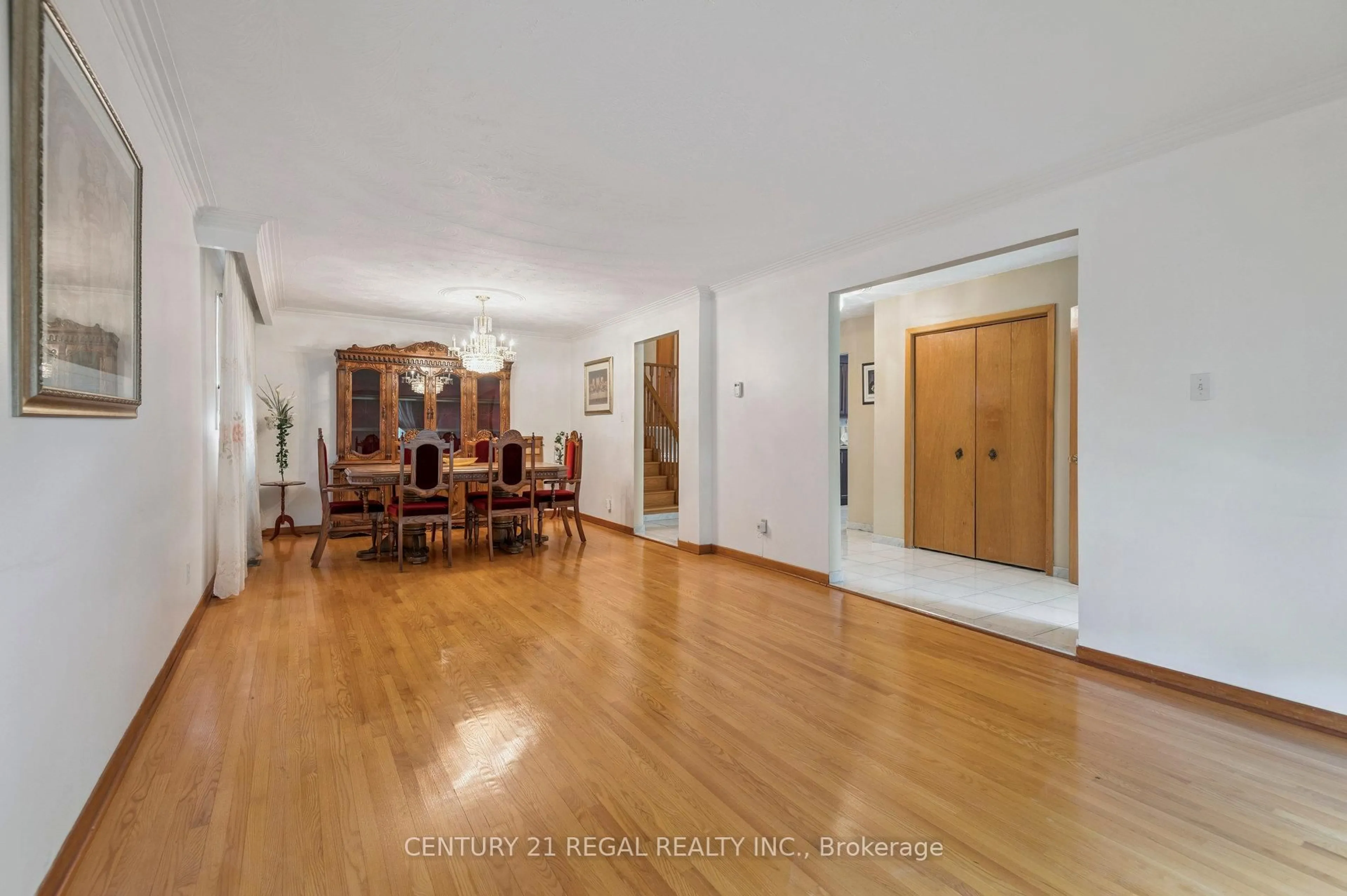 Indoor foyer for 152 Weir Cres, Toronto Ontario M1E 4T5