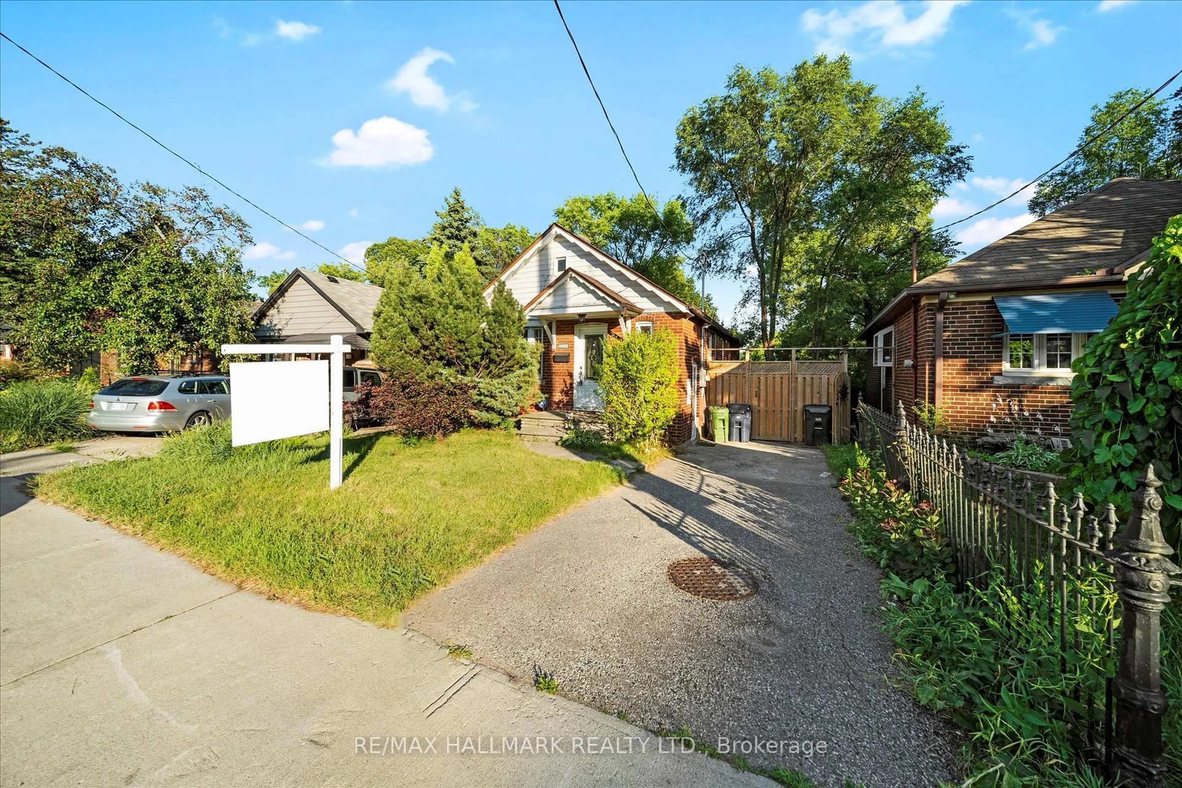 A pic from outside/outdoor area/front of a property/back of a property/a pic from drone, street for 1231 Kingston Rd, Toronto Ontario M1N 1P4