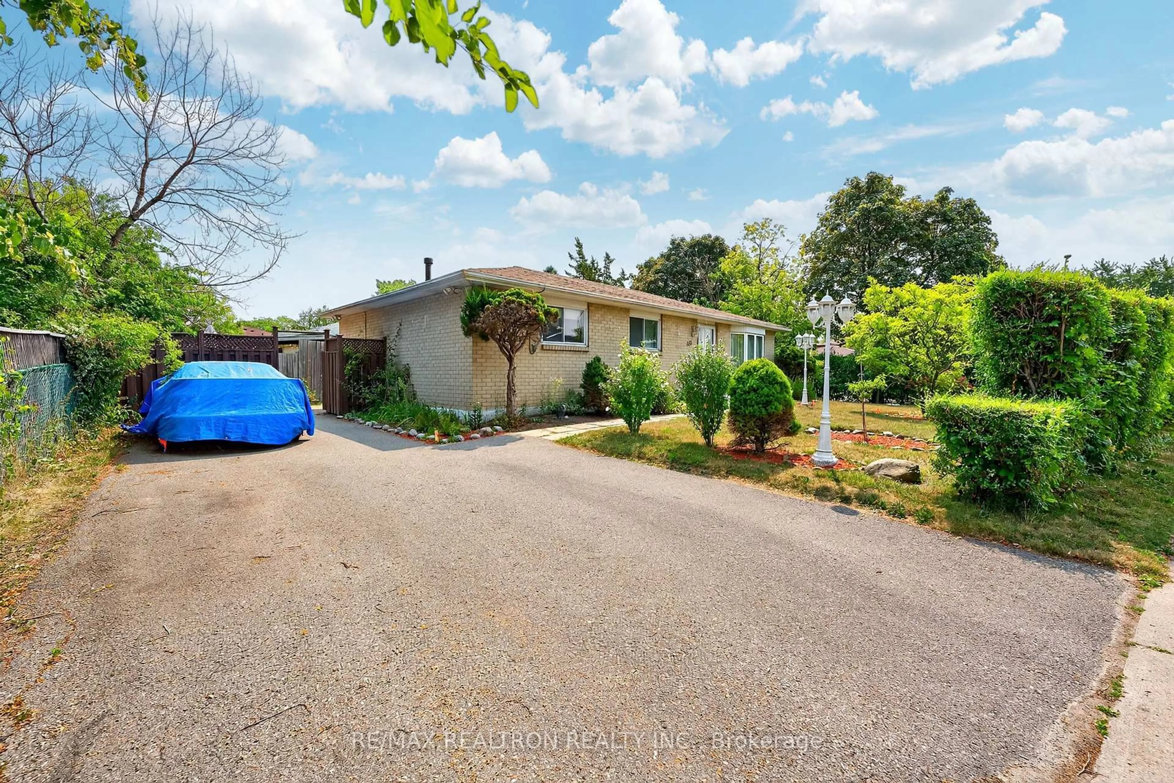 A pic from outside/outdoor area/front of a property/back of a property/a pic from drone, street for 356 Burrows Hall Blvd, Toronto Ontario M1B 1J4