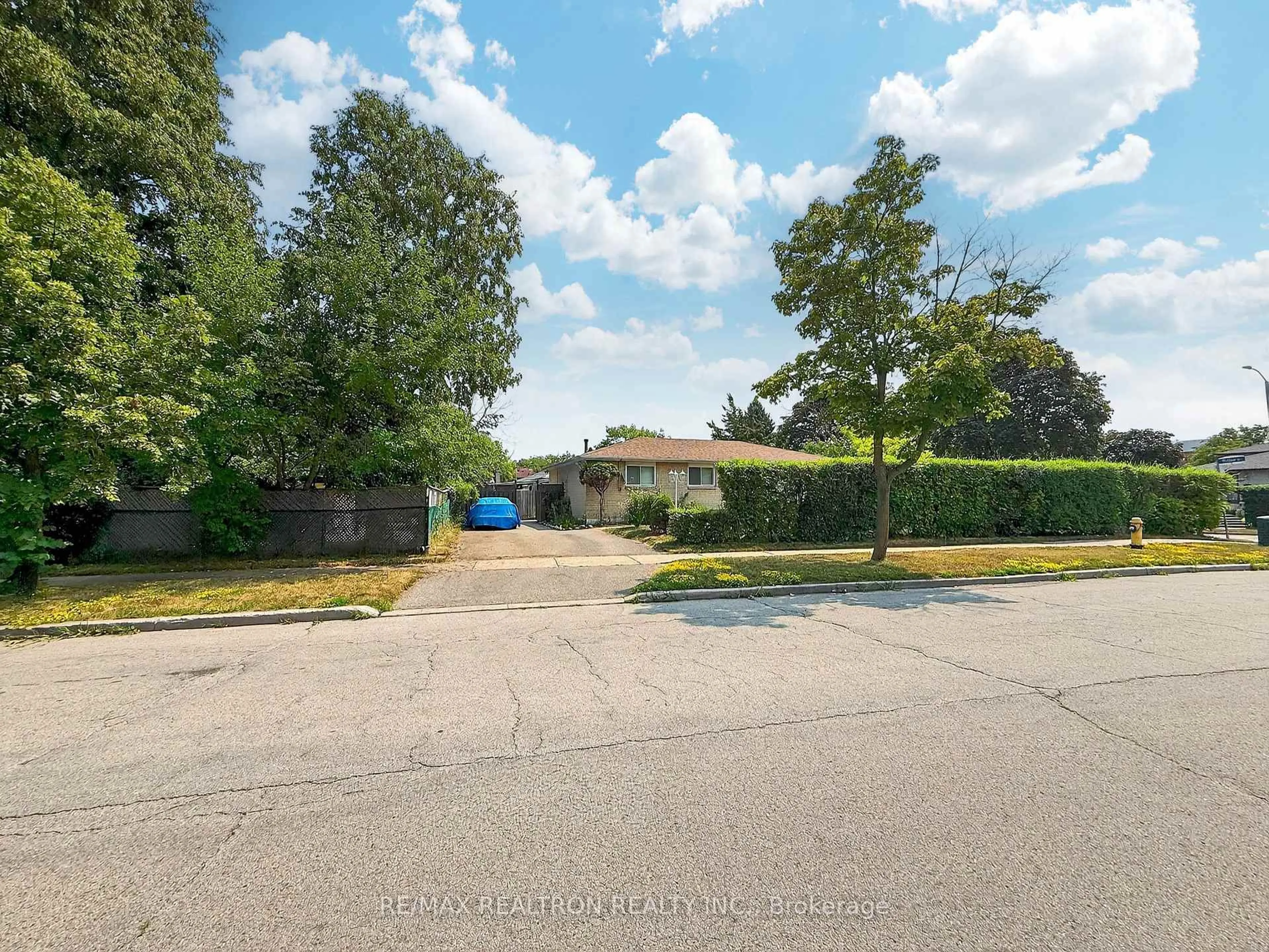 A pic from outside/outdoor area/front of a property/back of a property/a pic from drone, street for 356 Burrows Hall Blvd, Toronto Ontario M1B 1J4