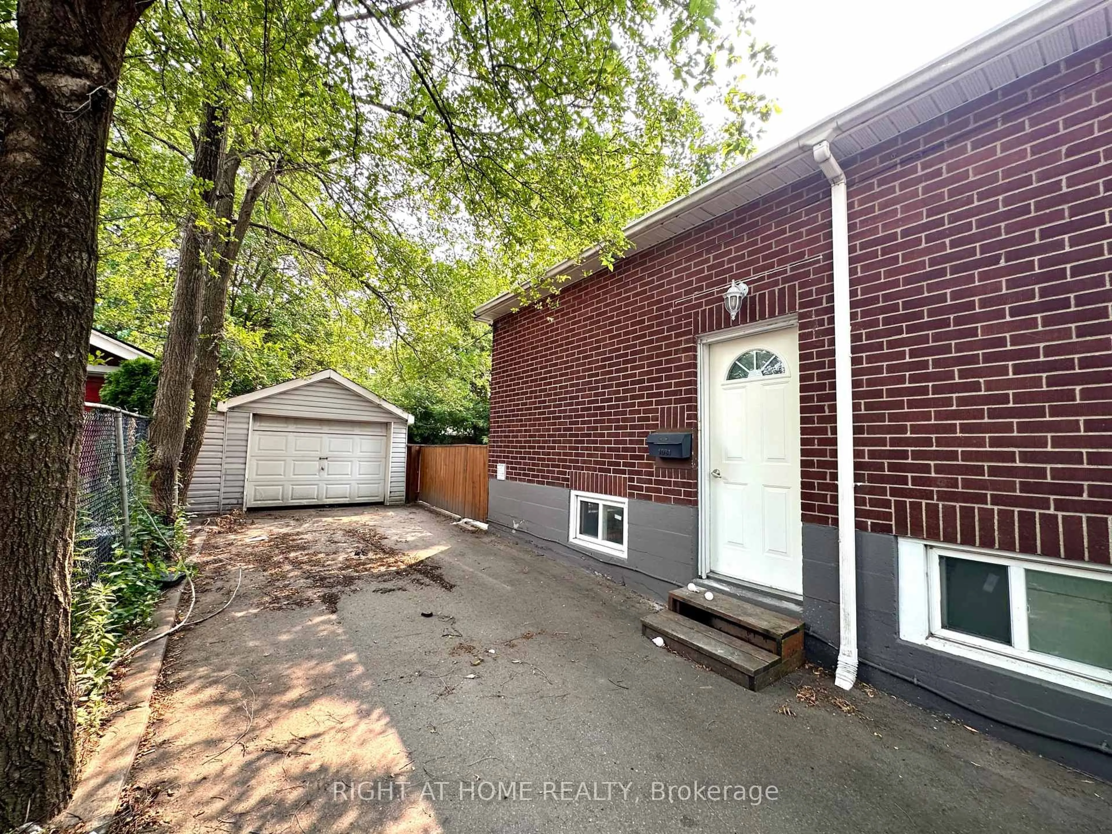 A pic from outside/outdoor area/front of a property/back of a property/a pic from drone, street for 1081 Victoria Park Ave, Toronto Ontario M4B 2K2