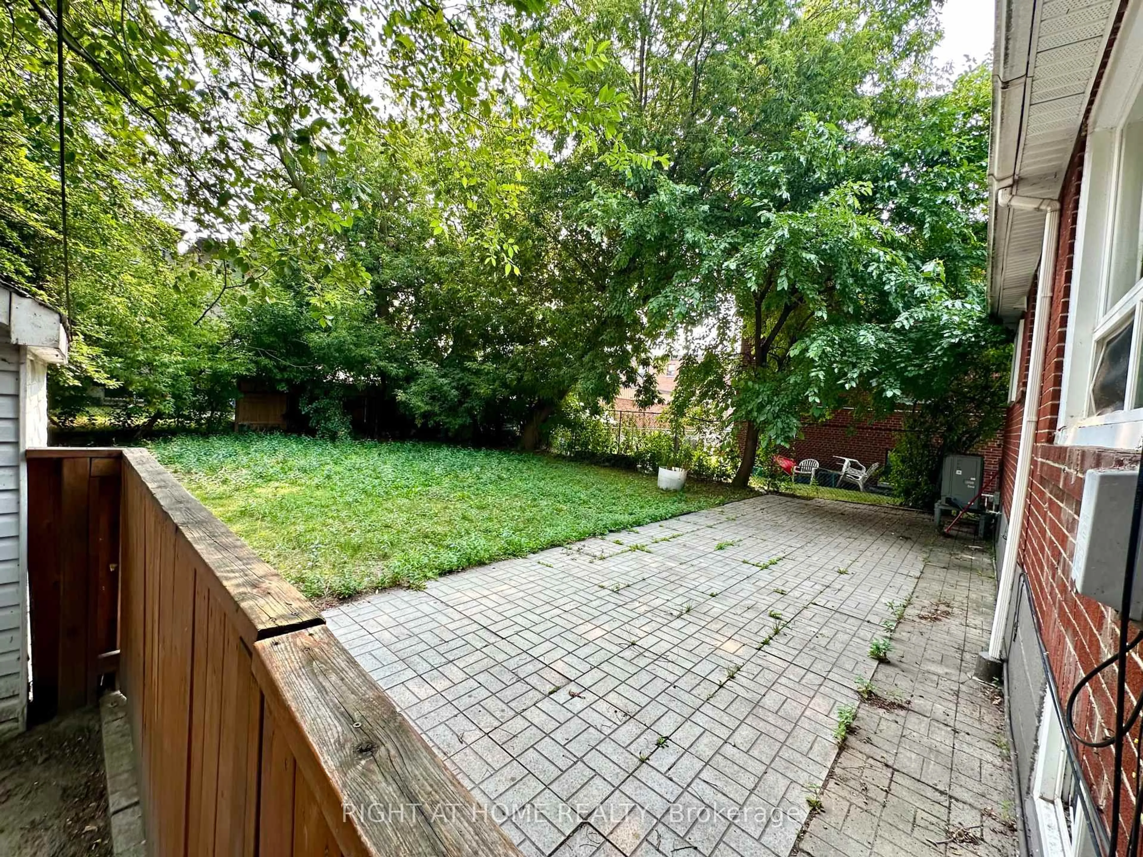 Patio, street for 1081 Victoria Park Ave, Toronto Ontario M4B 2K2