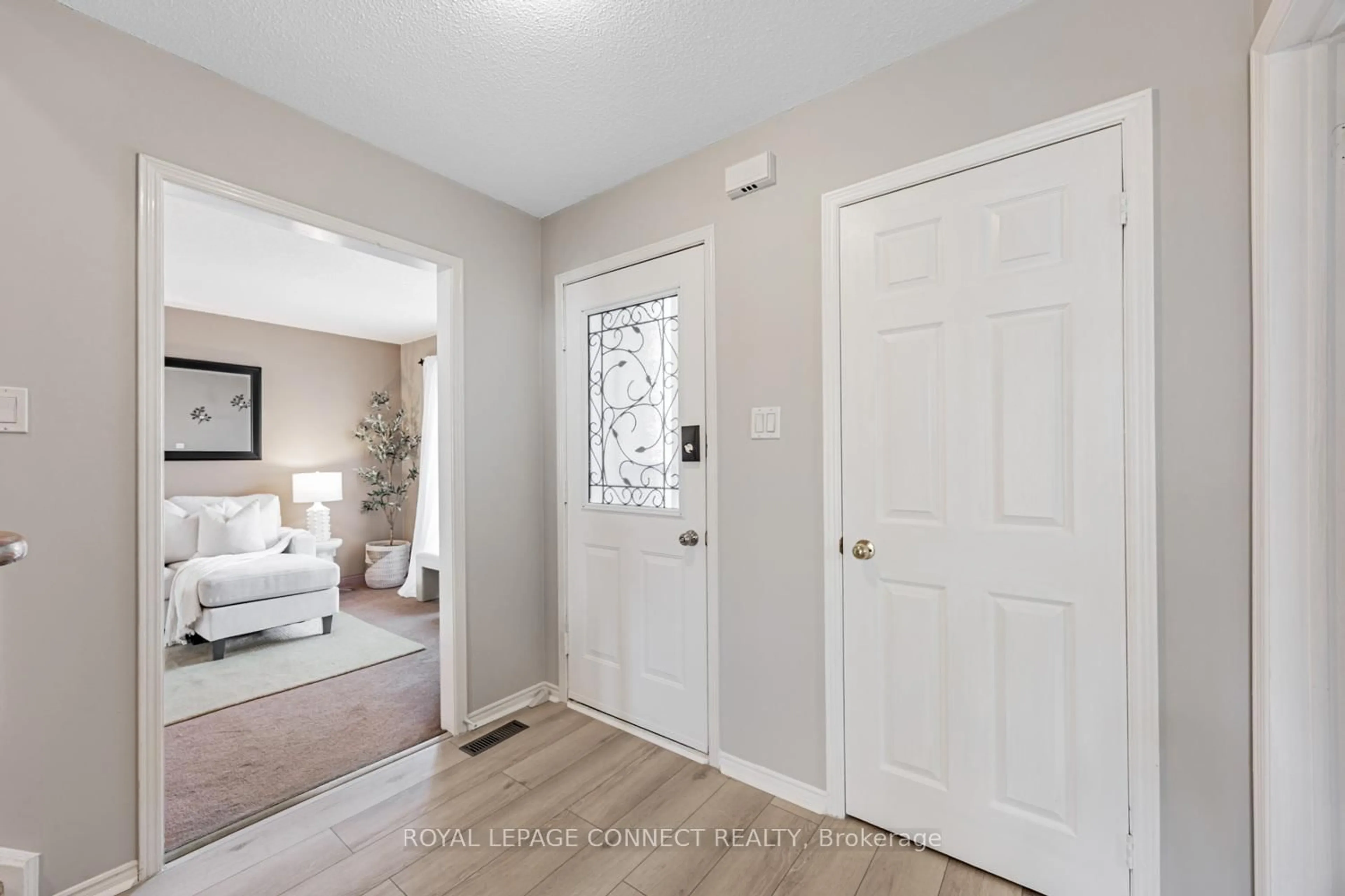 Indoor entryway for 1559 Dellbrook Ave, Pickering Ontario L1X 2L8