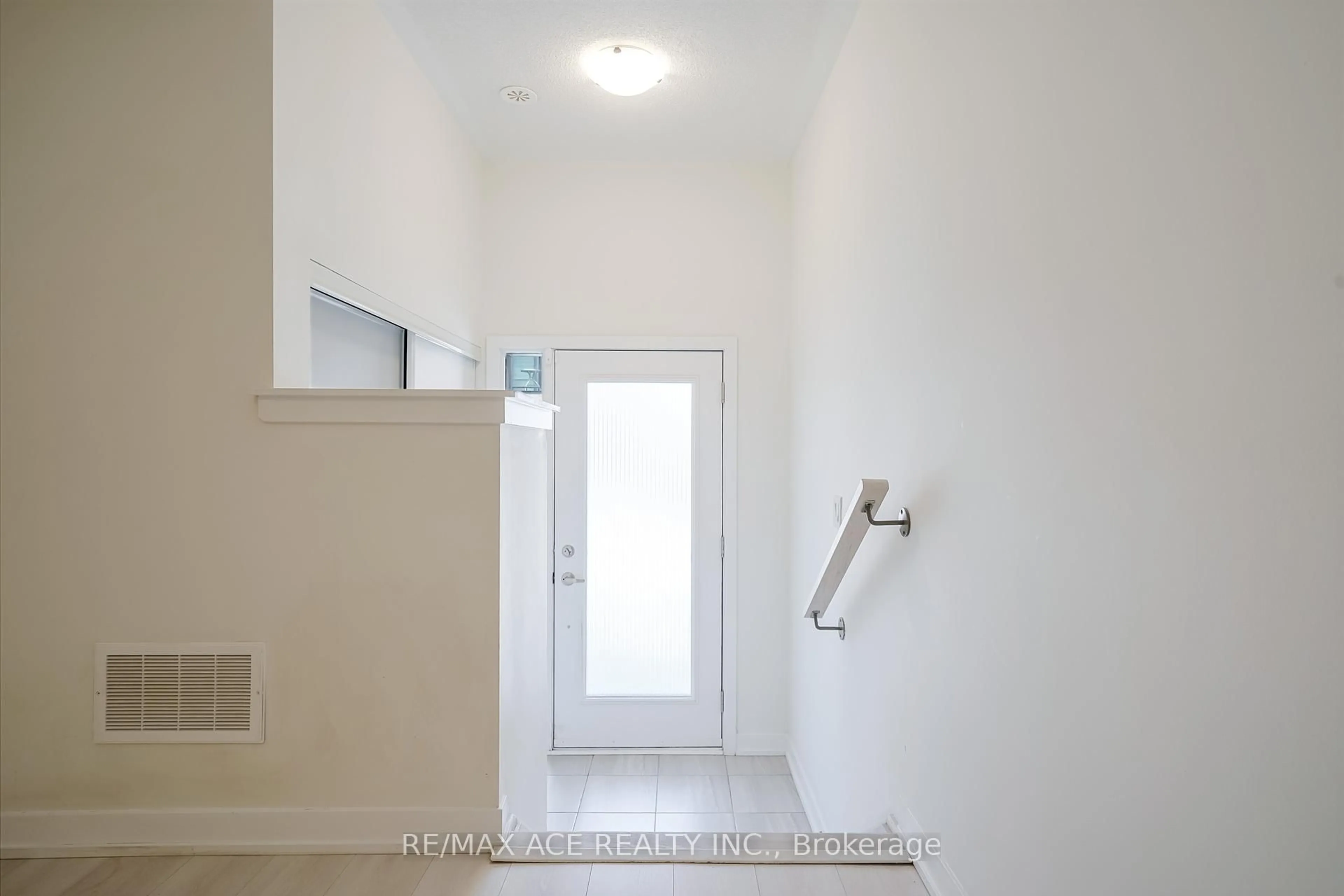 Indoor foyer for 1865 Pickering Pkwy #1501, Pickering Ontario L1V 0H2