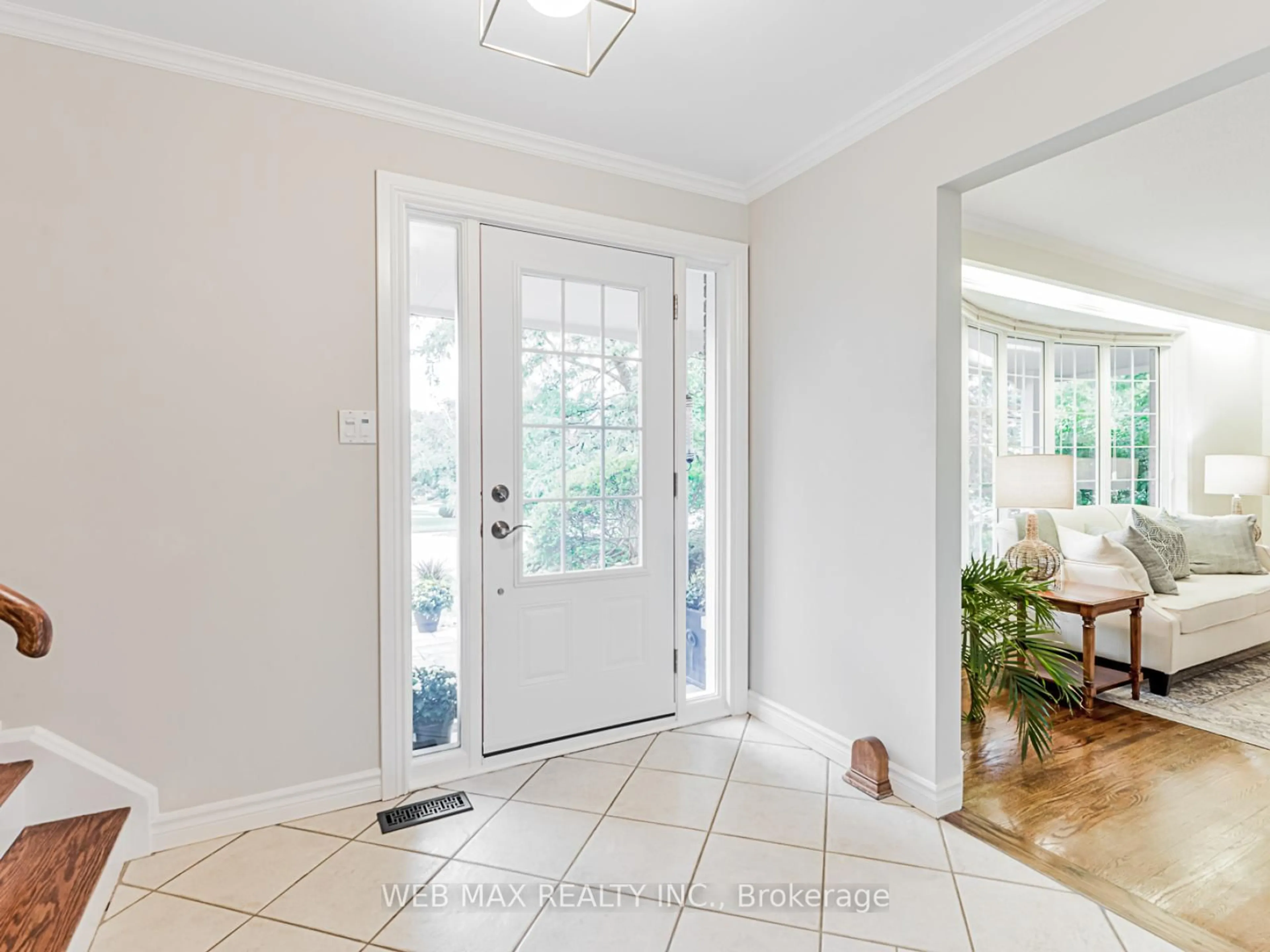 Indoor entryway for 2 Creekwood Dr, Toronto Ontario M1E 4L7