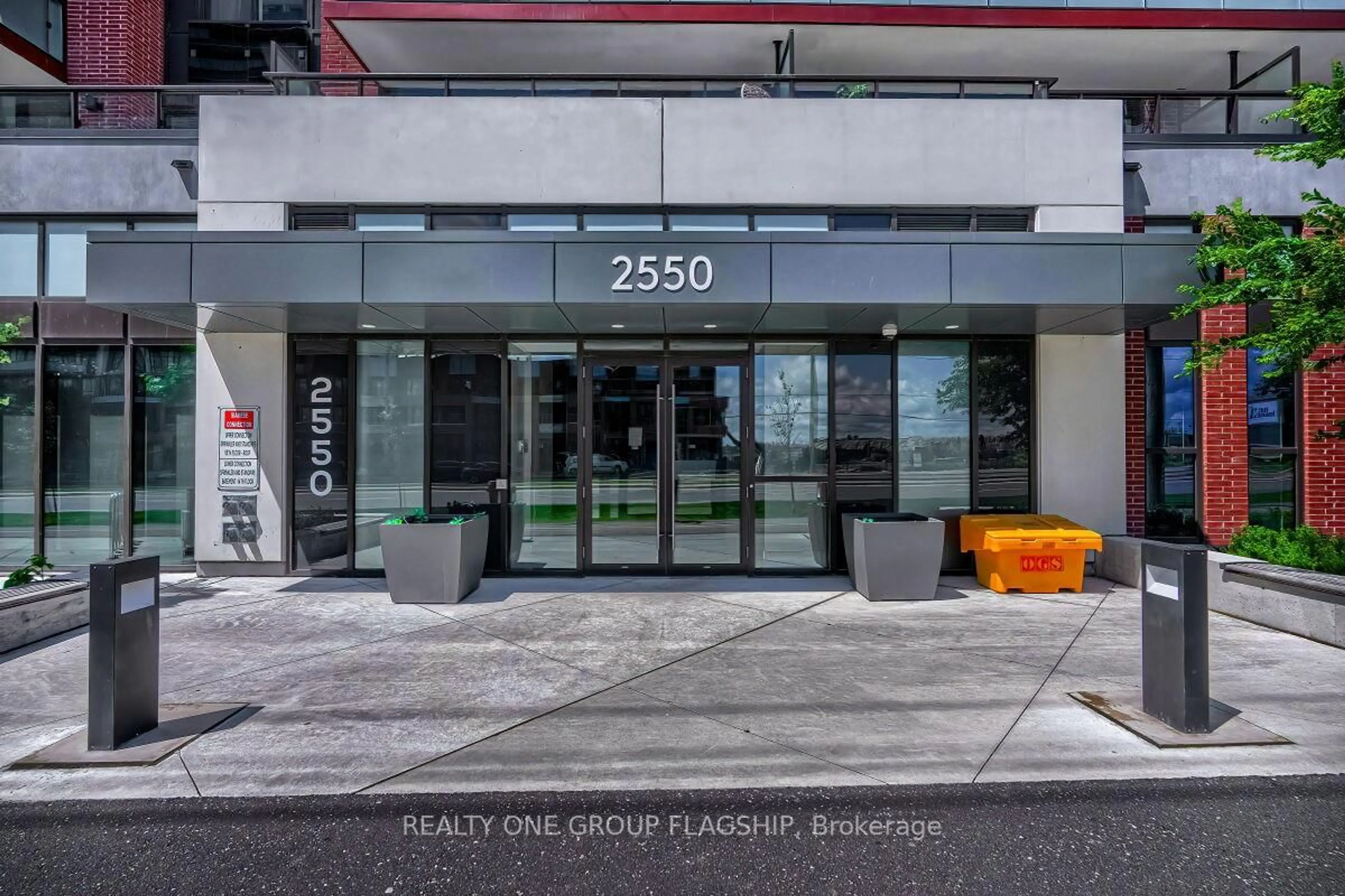 Indoor foyer for 2550 Simcoe St #421, Oshawa Ontario L1L 0R5