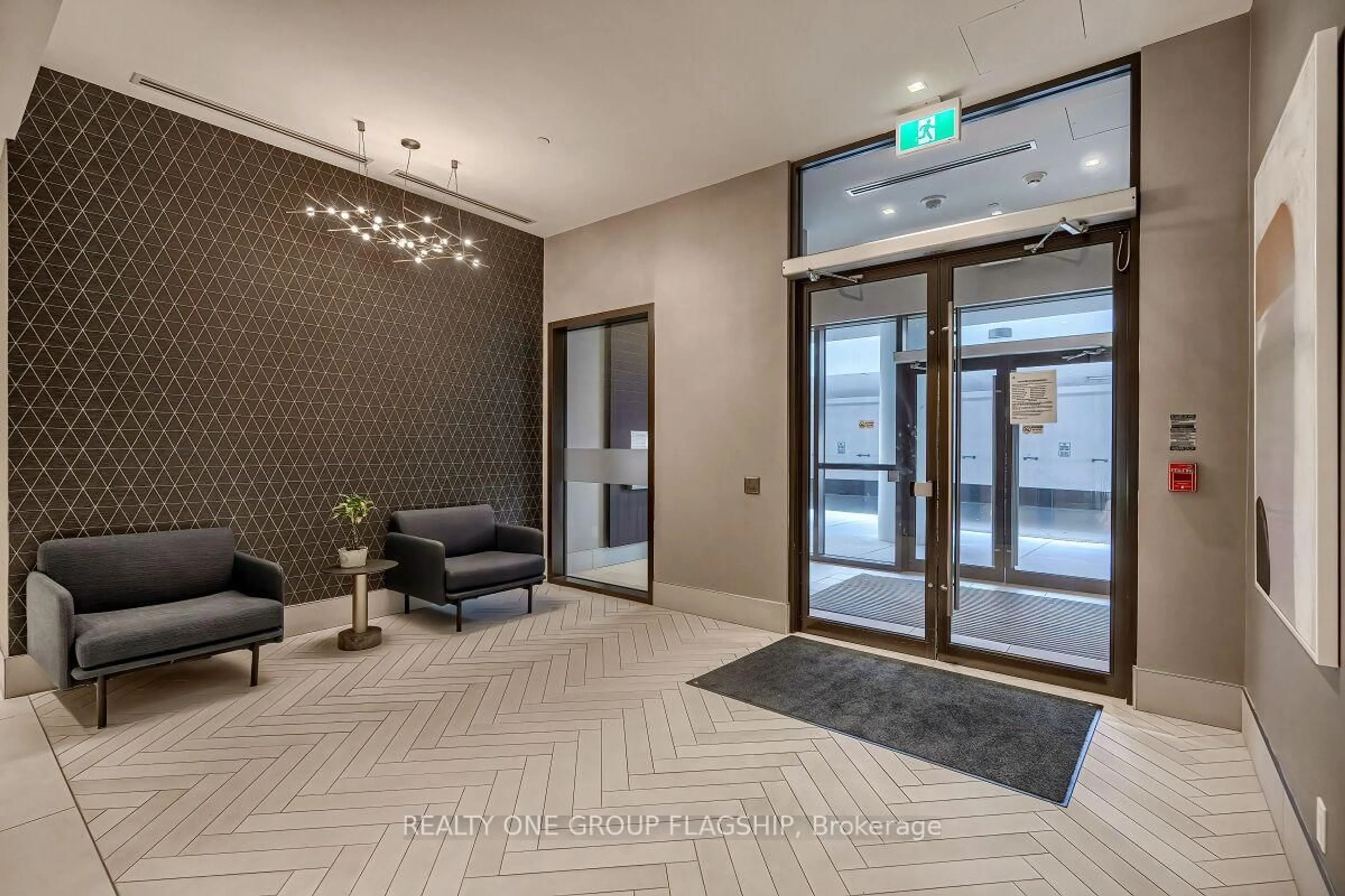 Indoor foyer for 2550 Simcoe St #421, Oshawa Ontario L1L 0R5