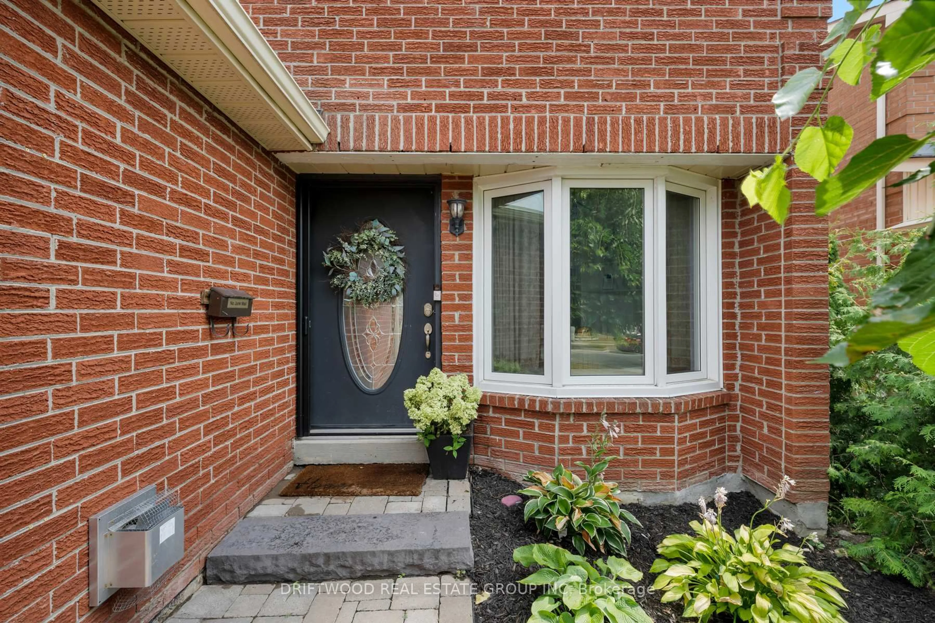 Home with brick exterior material, street for 515 Norfolk Sq, Pickering Ontario L1V 3Y4