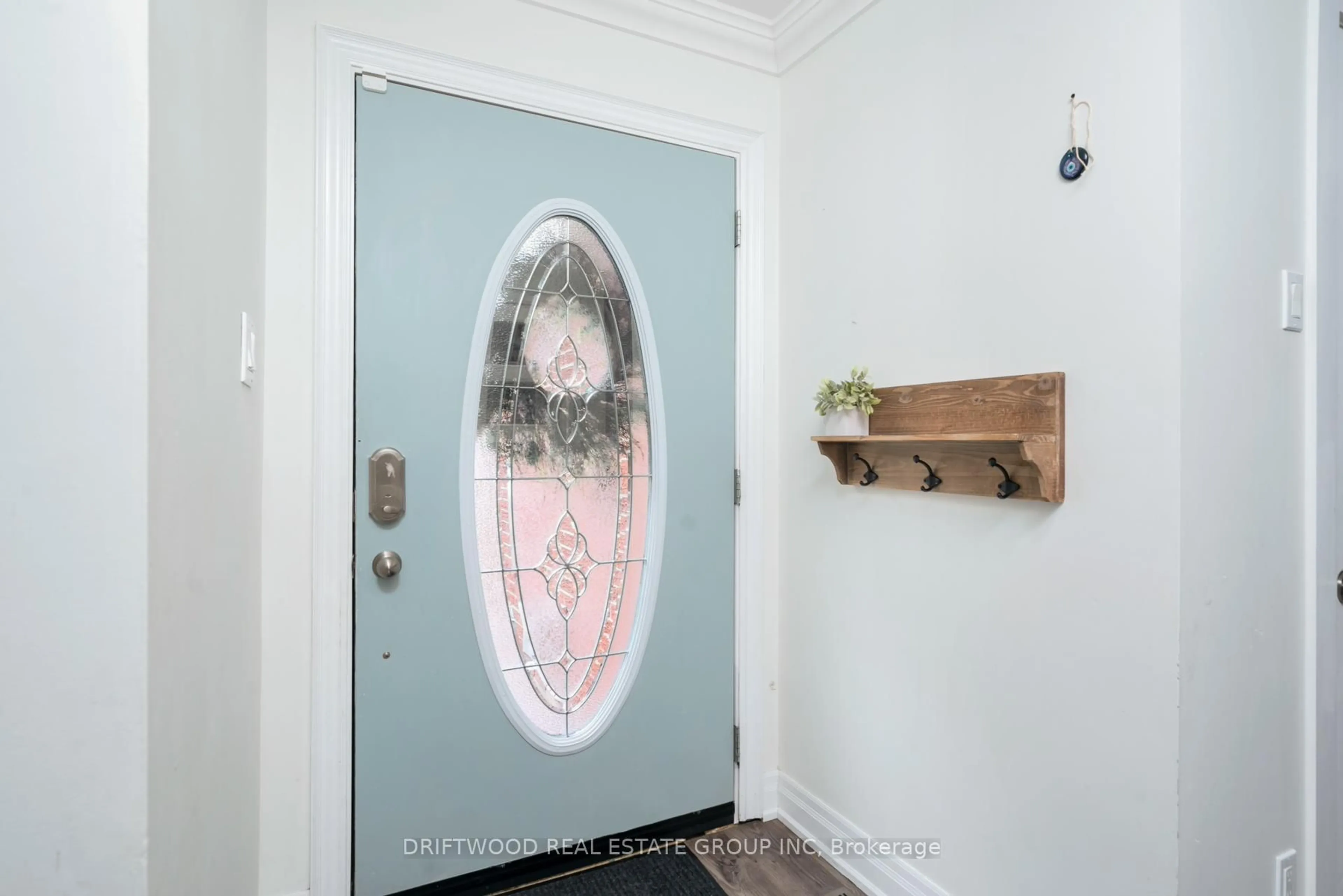 Indoor entryway for 515 Norfolk Sq, Pickering Ontario L1V 3Y4