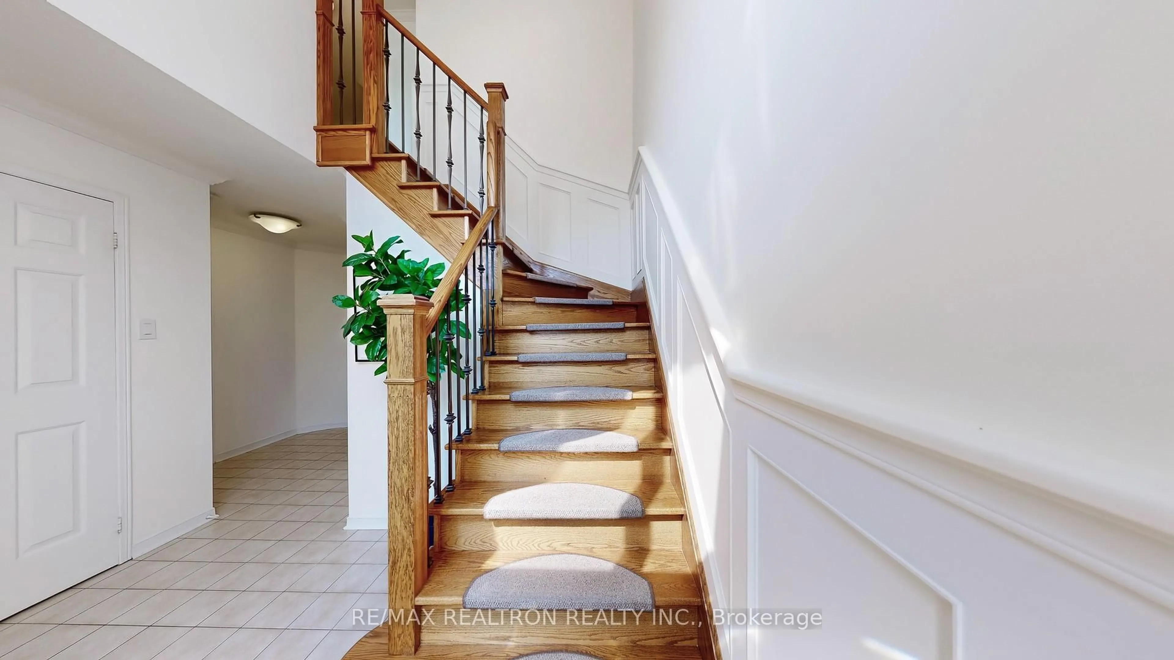 Indoor foyer for 9 Cranston Manor Crt, Toronto Ontario M1J 3M7
