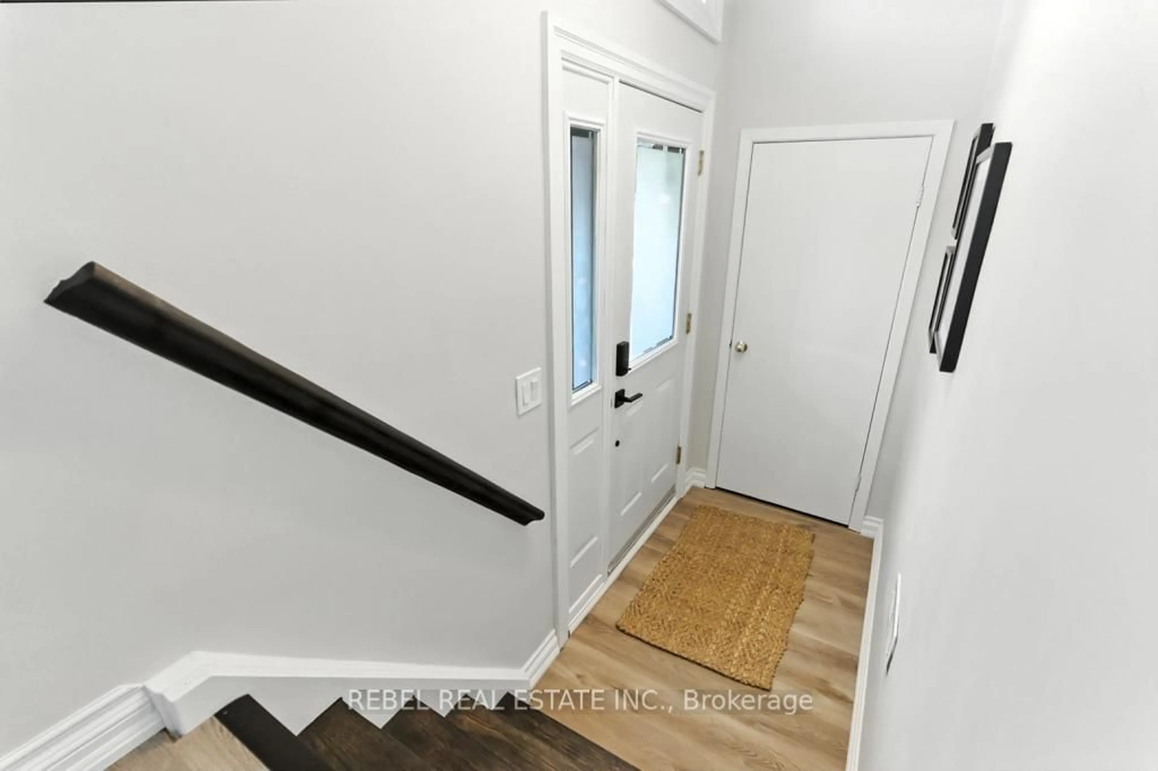 Indoor entryway for 354 Conant St, Oshawa Ontario L1H 3S6
