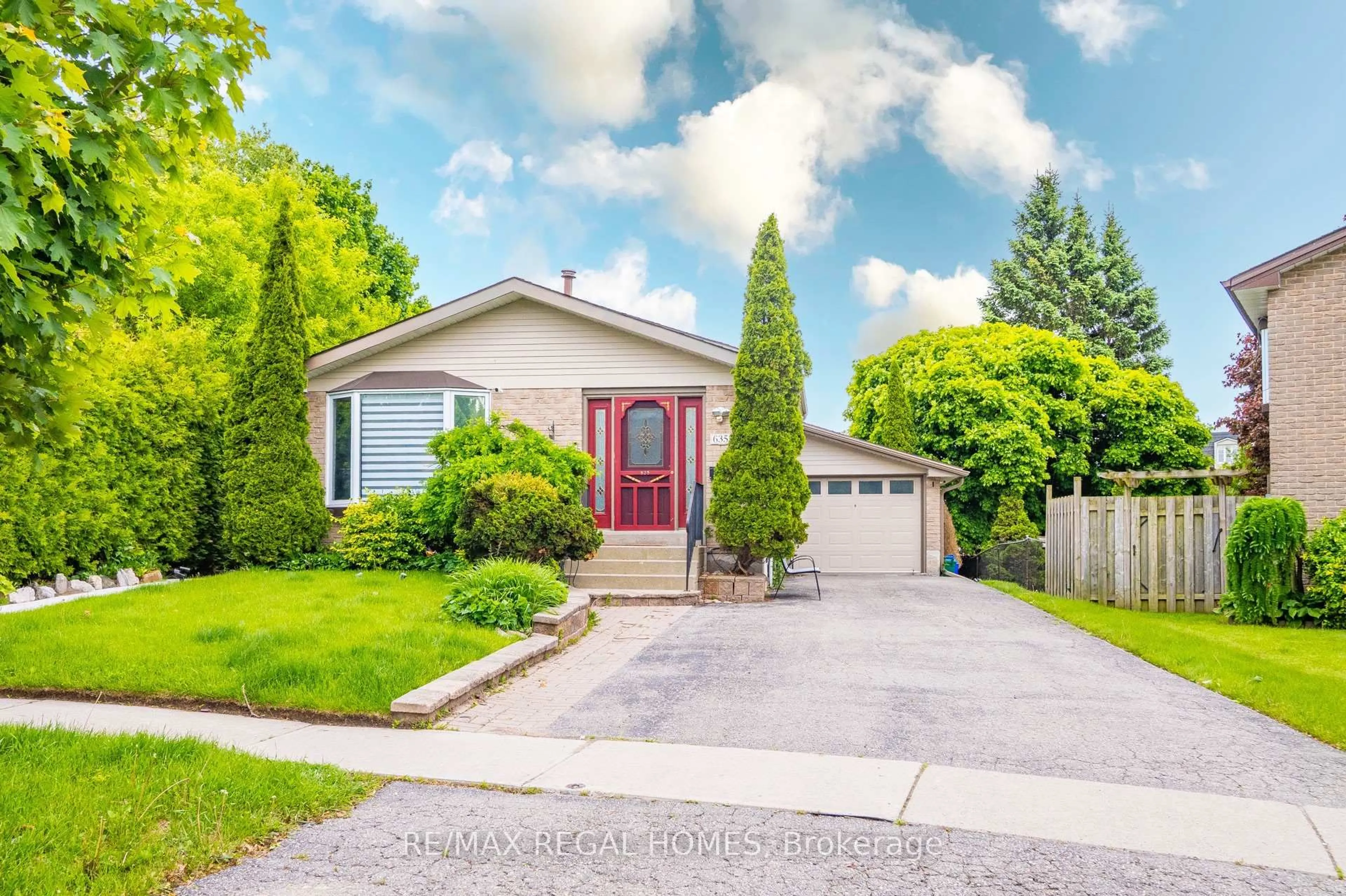 Home with vinyl exterior material, street for 635 Capilano Cres, Oshawa Ontario L1H 7V3