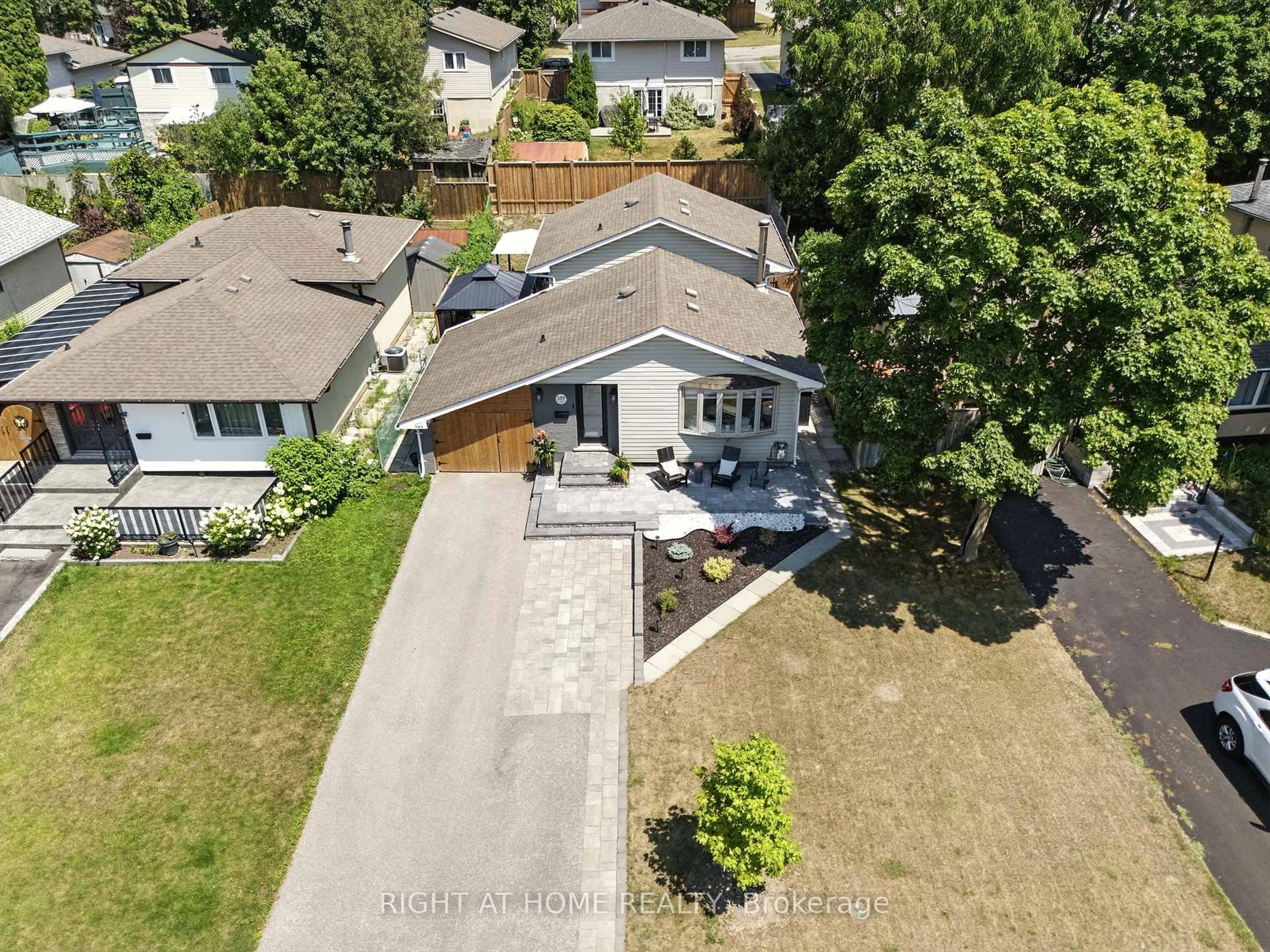 A pic from outside/outdoor area/front of a property/back of a property/a pic from drone, street for 589 Annandale St, Oshawa Ontario L1H 7S6