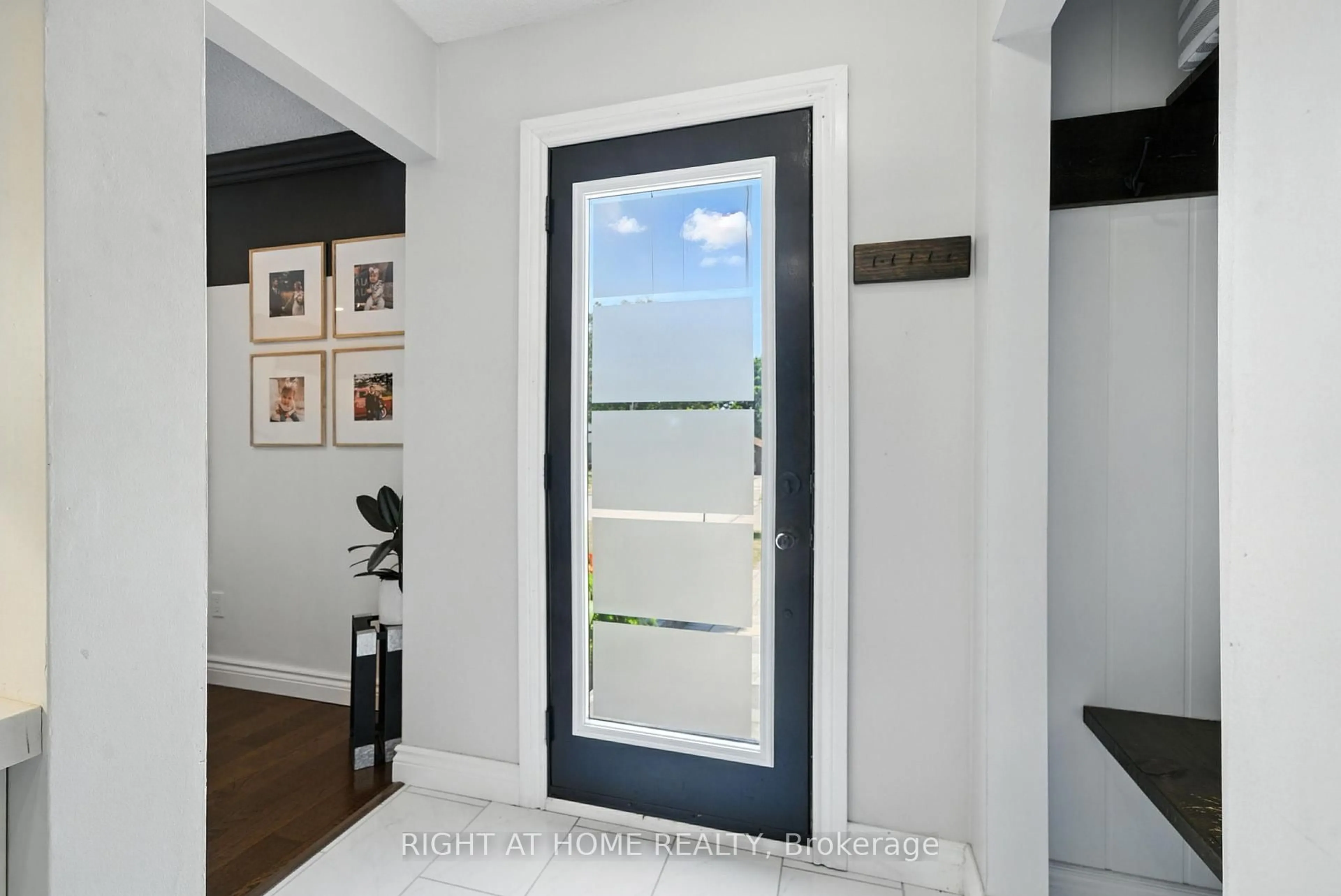 Indoor entryway for 589 Annandale St, Oshawa Ontario L1H 7S6