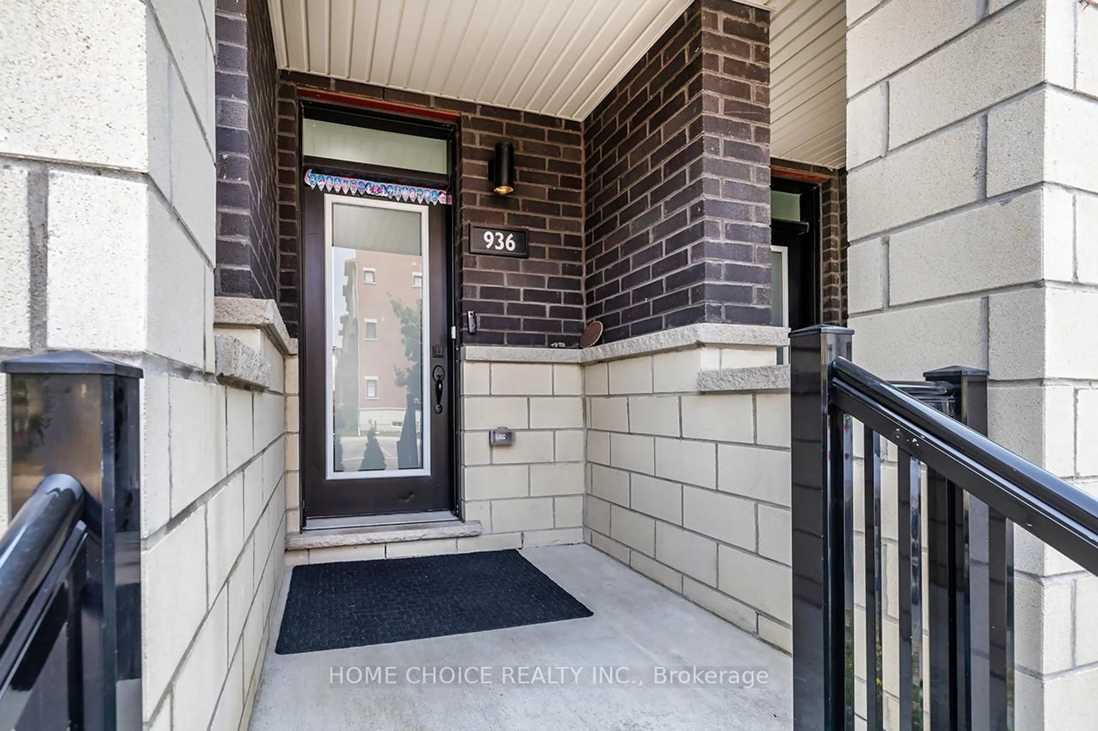 Indoor entryway for 936 Kicking Horse Path, Oshawa Ontario L1J 0B4