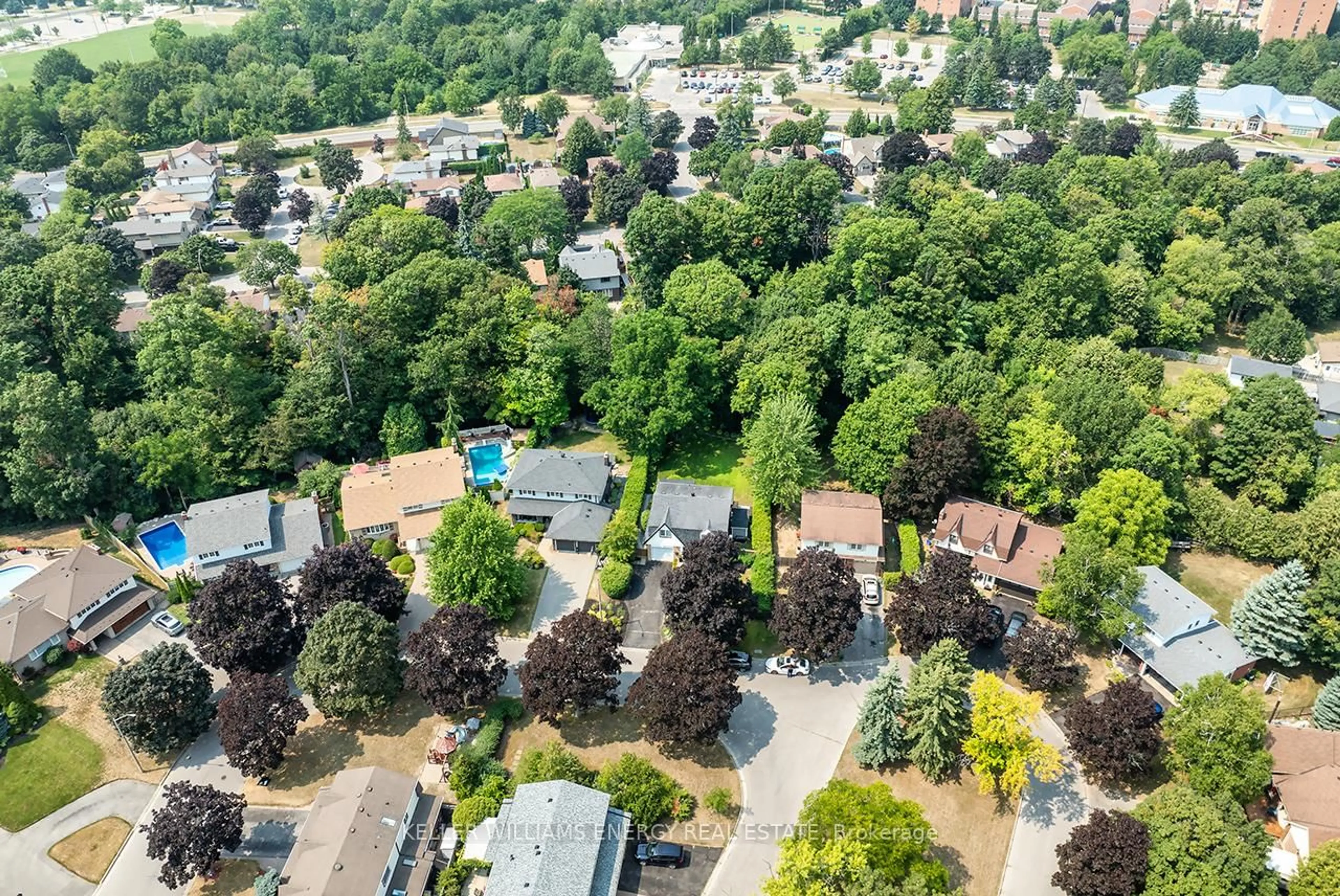 A pic from outside/outdoor area/front of a property/back of a property/a pic from drone, city buildings view from balcony for 1118 Lobelia Crt, Oshawa Ontario L1G 3H4