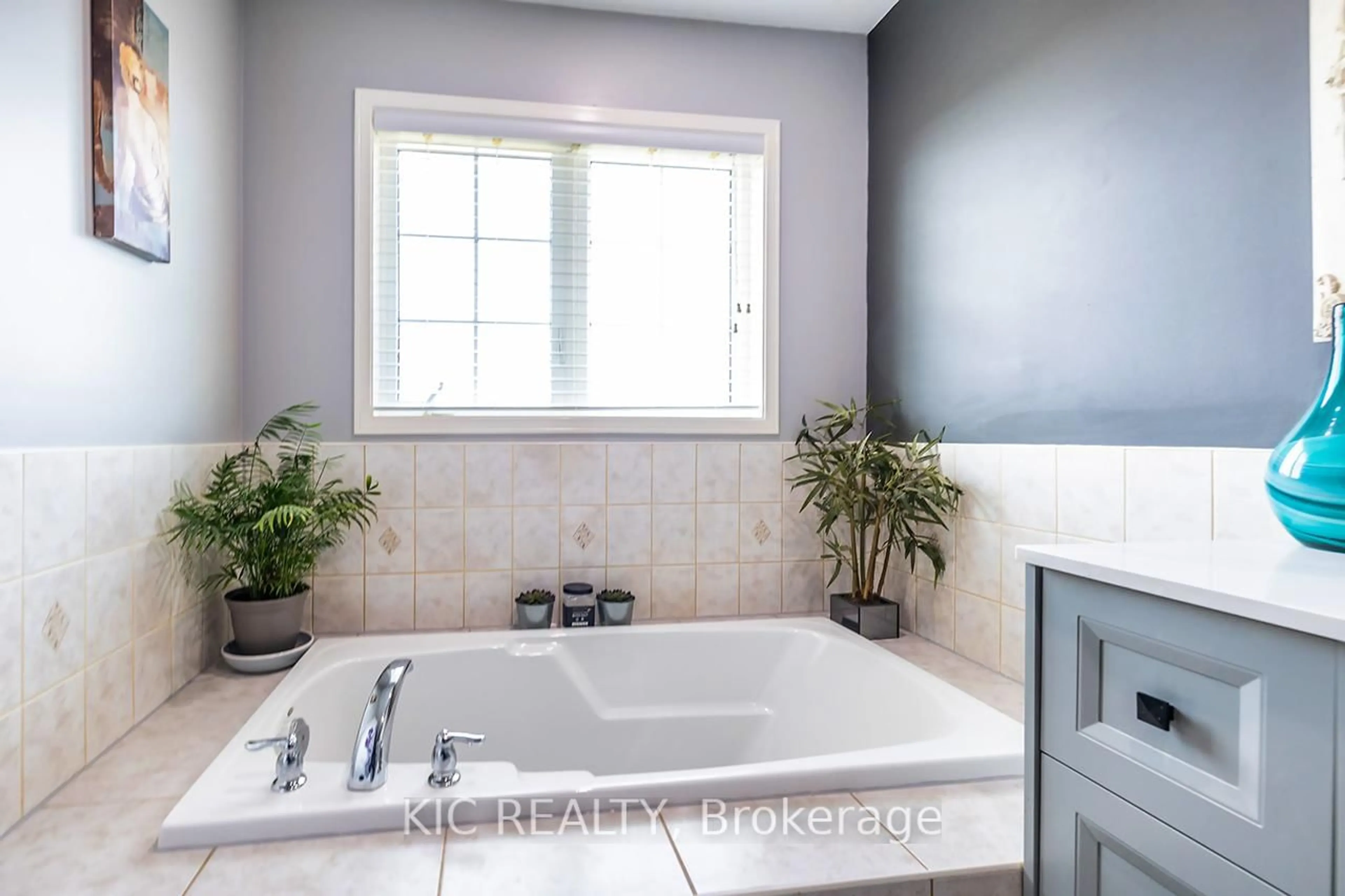 Contemporary bathroom, ceramic/tile floor for 40 Puttingedge Dr, Whitby Ontario L1R 0H7