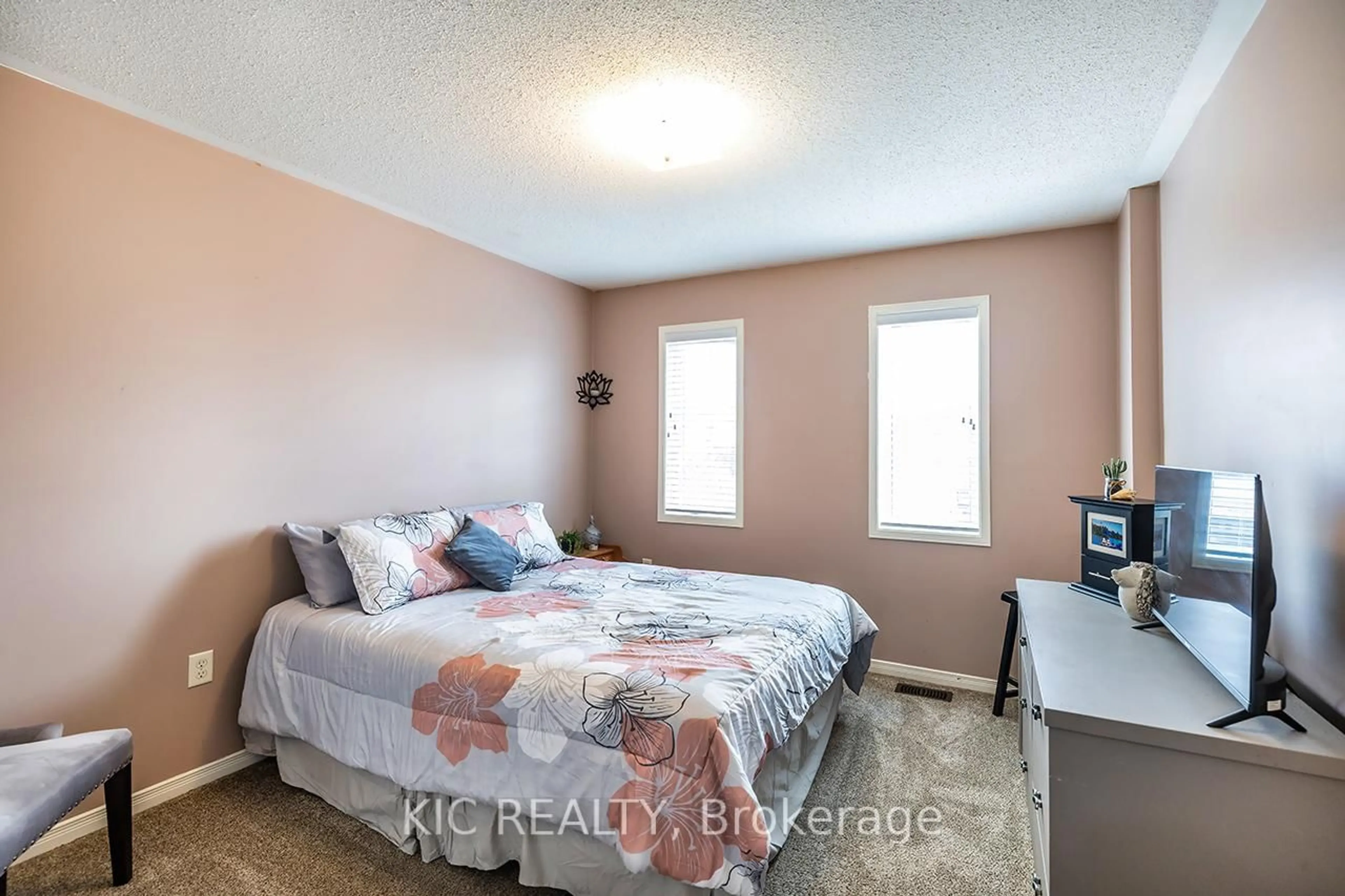 Bedroom with bed, unknown for 40 Puttingedge Dr, Whitby Ontario L1R 0H7
