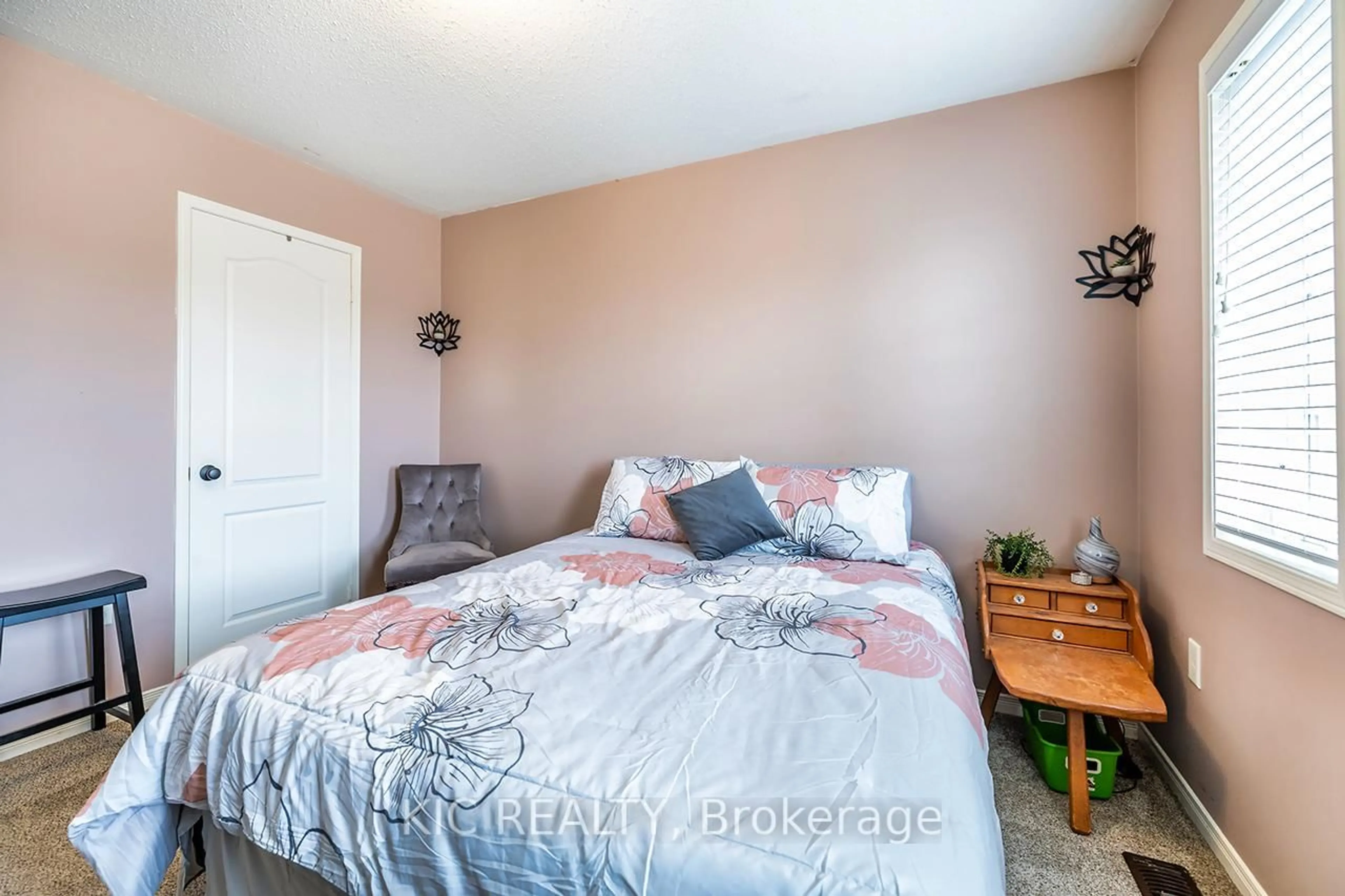 Bedroom with bed, unknown for 40 Puttingedge Dr, Whitby Ontario L1R 0H7
