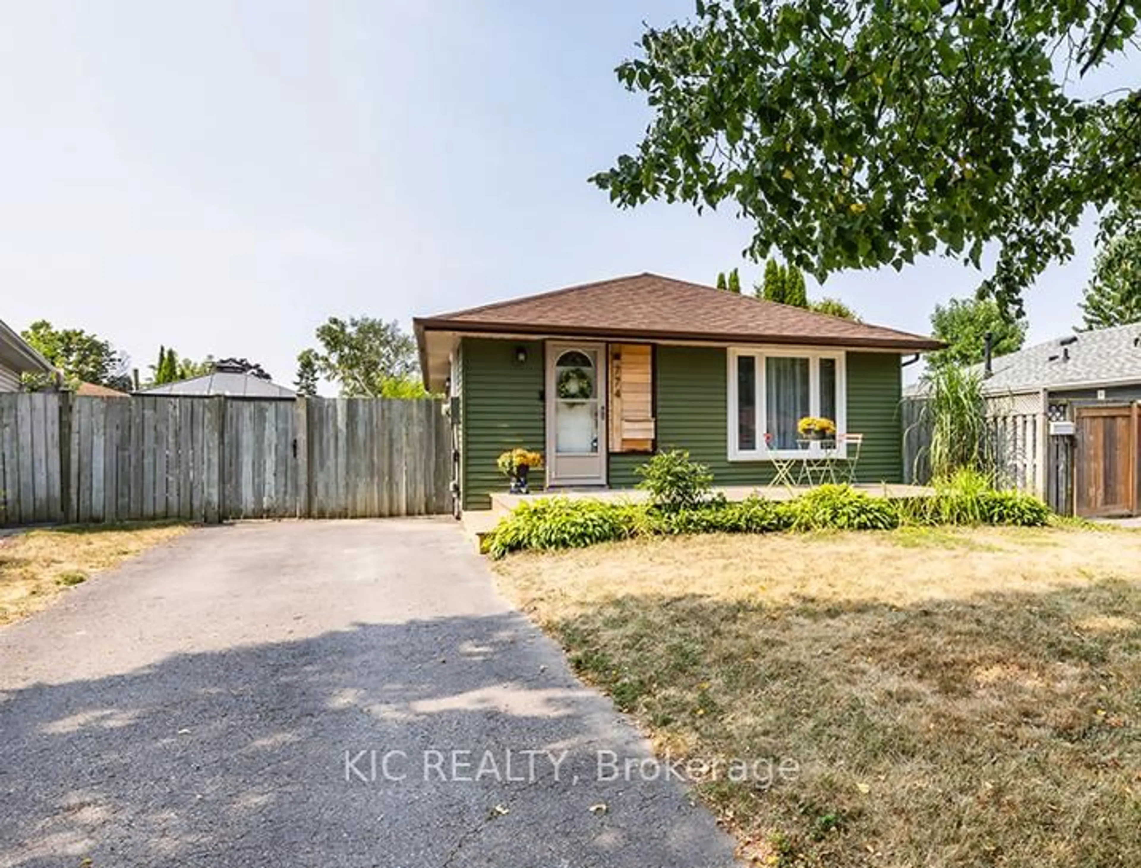 Home with brick exterior material, street for 774 Edna Crt, Oshawa Ontario L1H 7X8