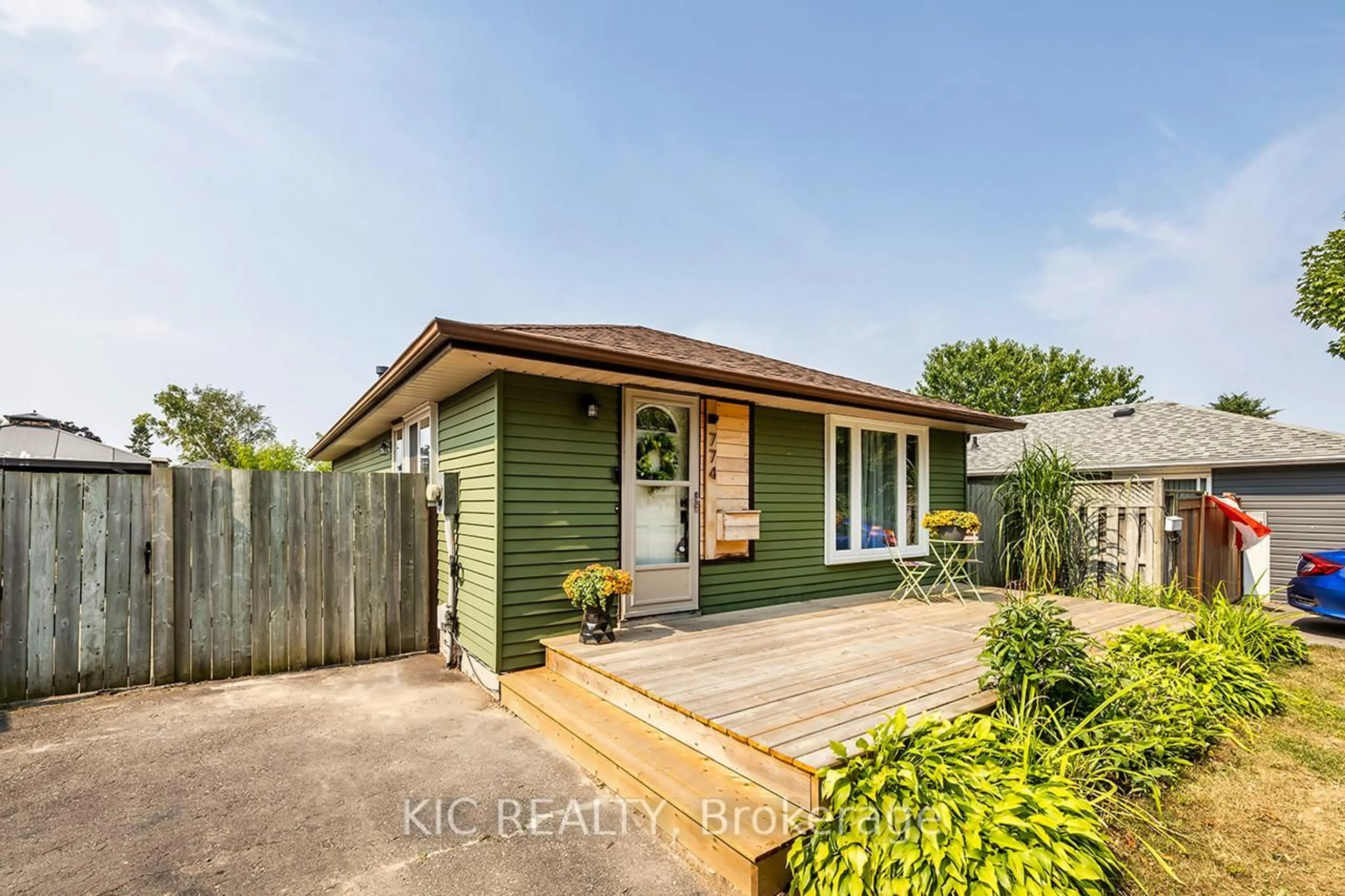 A pic from outside/outdoor area/front of a property/back of a property/a pic from drone, street for 774 Edna Crt, Oshawa Ontario L1H 7X8