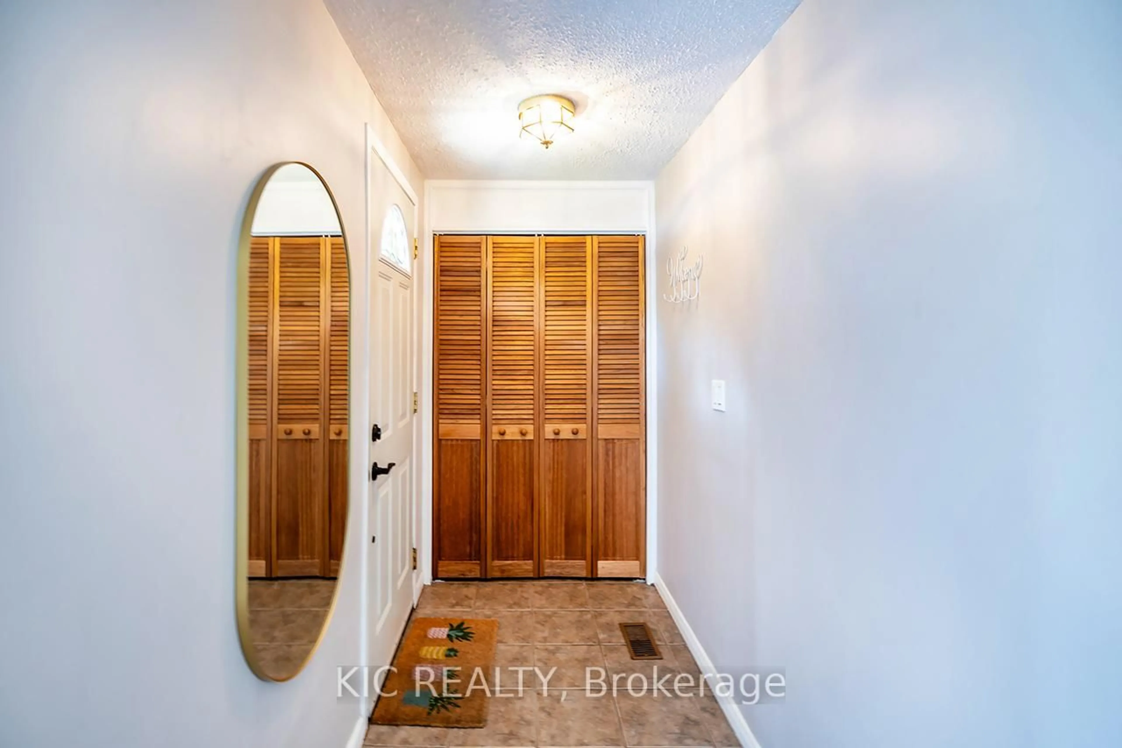 Indoor entryway for 774 Edna Crt, Oshawa Ontario L1H 7X8