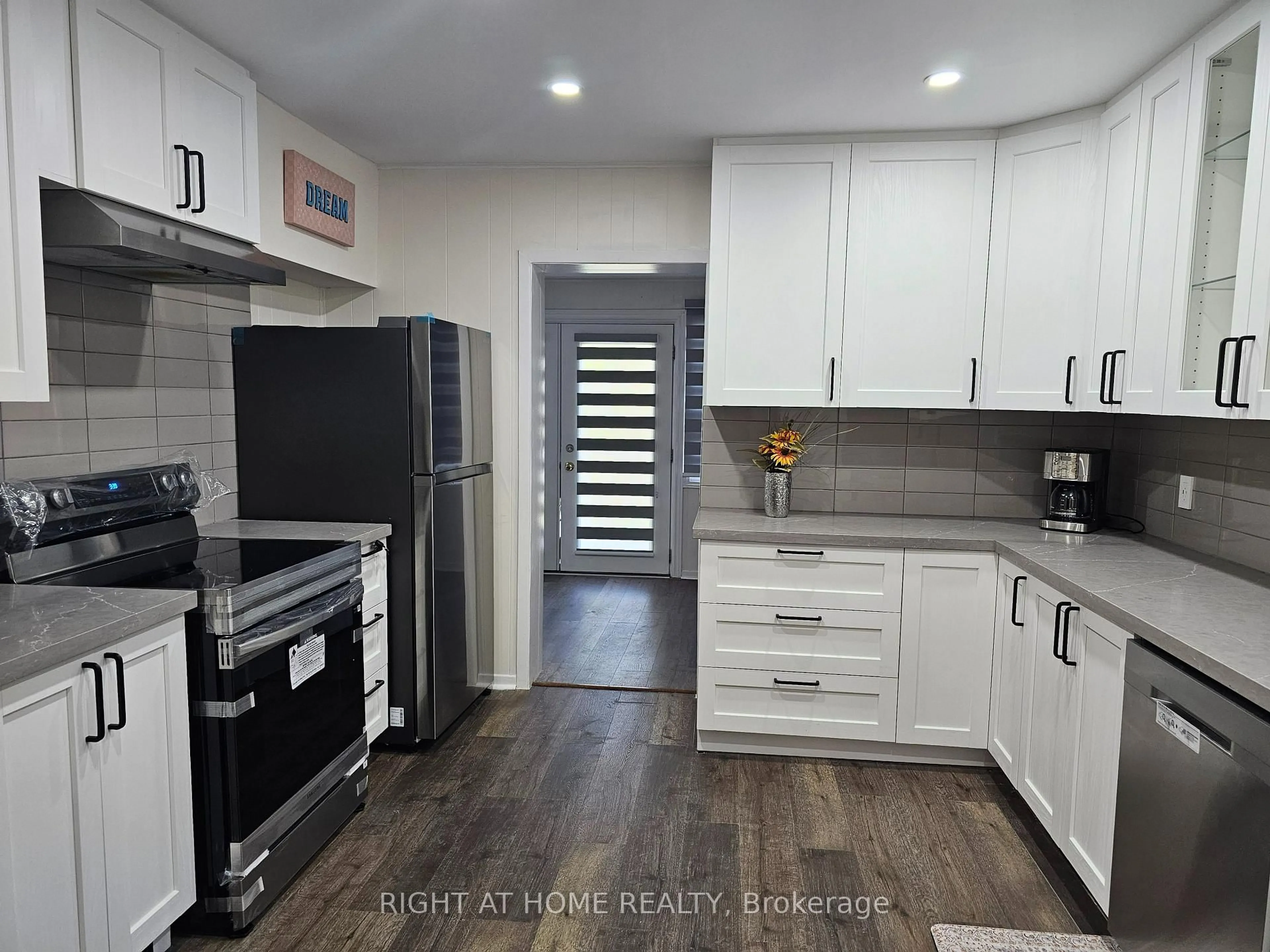 Open concept kitchen, unknown for 91 Patricia Ave, Oshawa Ontario L1G 5X7