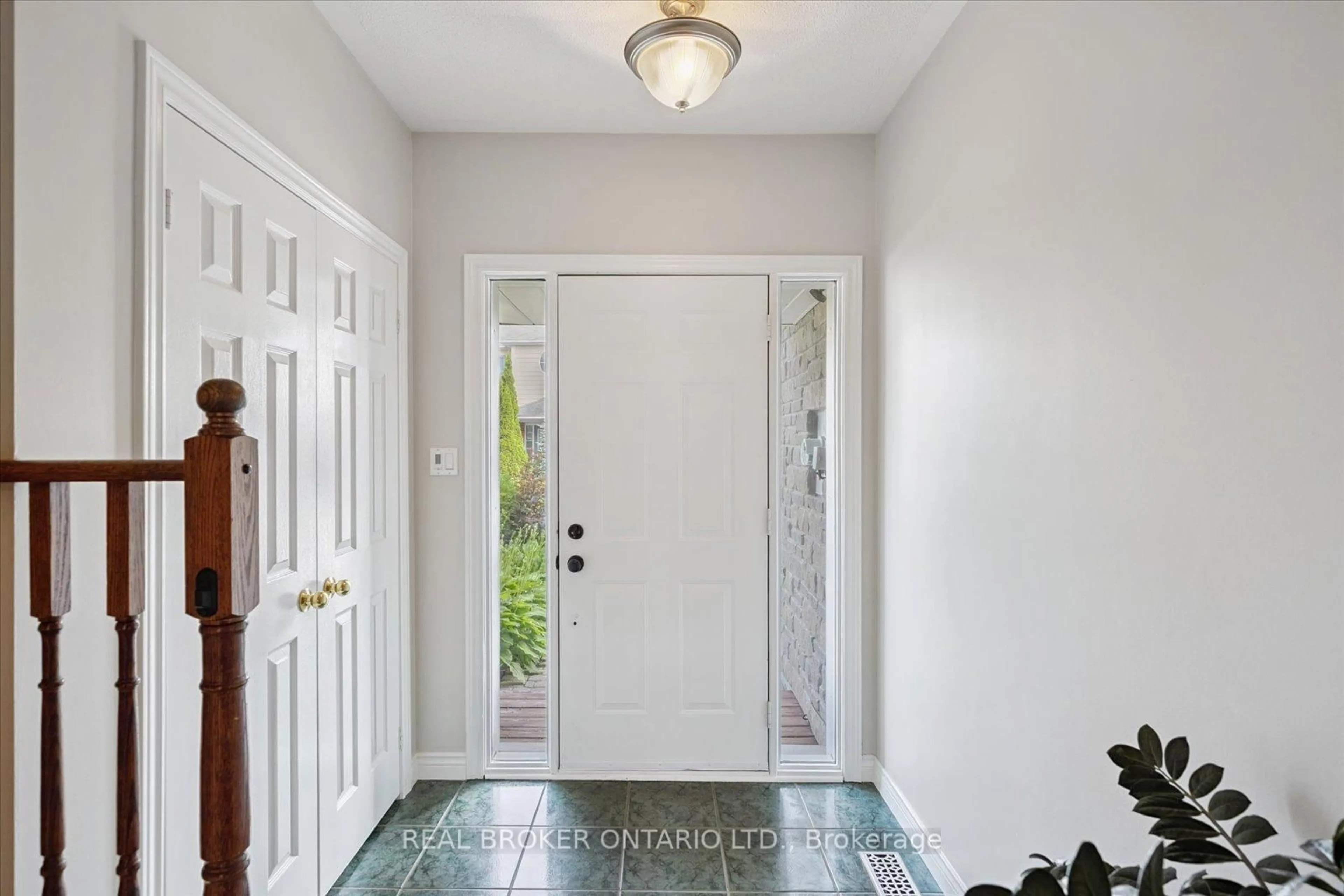Indoor entryway for 2800 Courtice Rd #99, Clarington Ontario L1E 2M6
