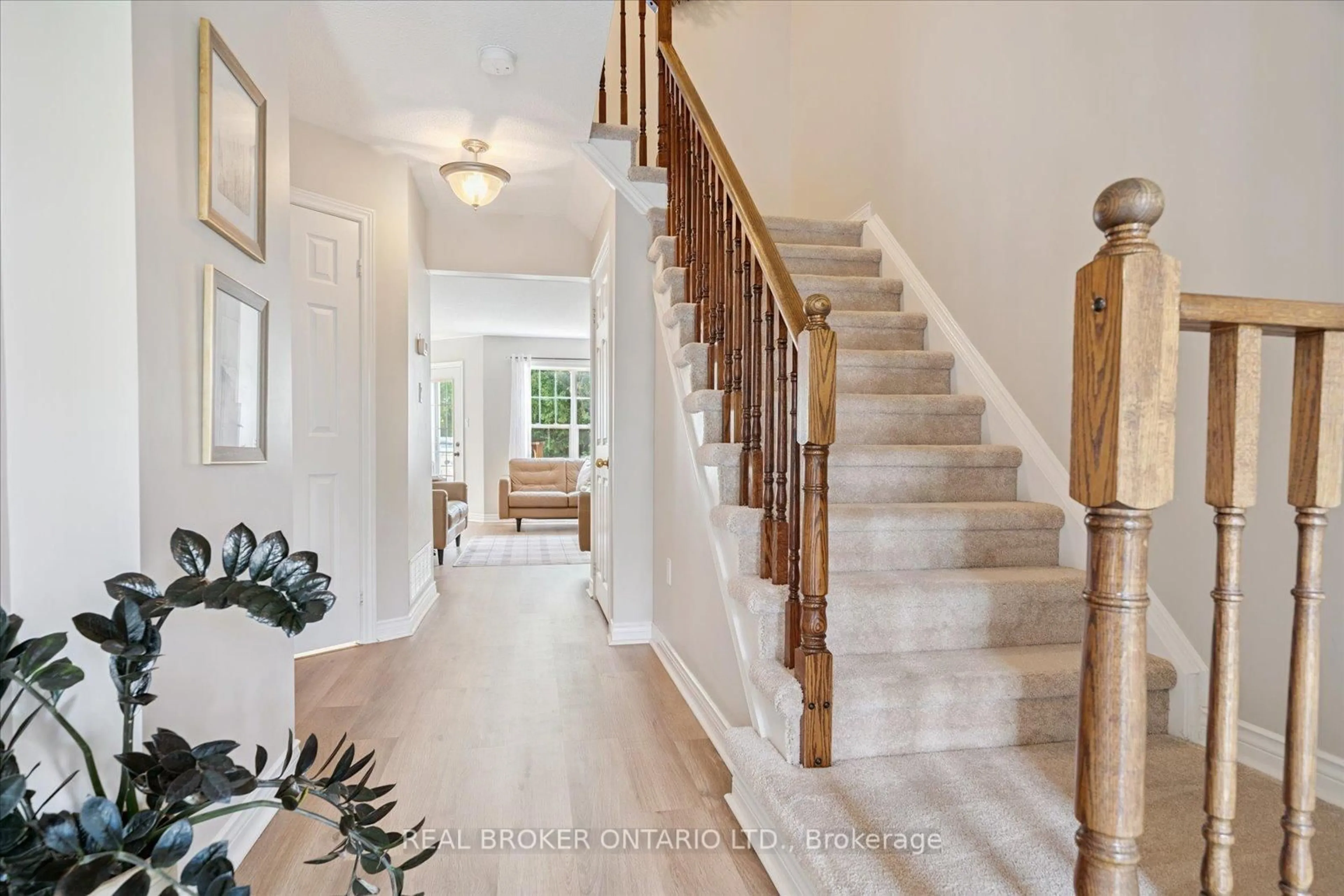 Indoor entryway for 2800 Courtice Rd #99, Clarington Ontario L1E 2M6