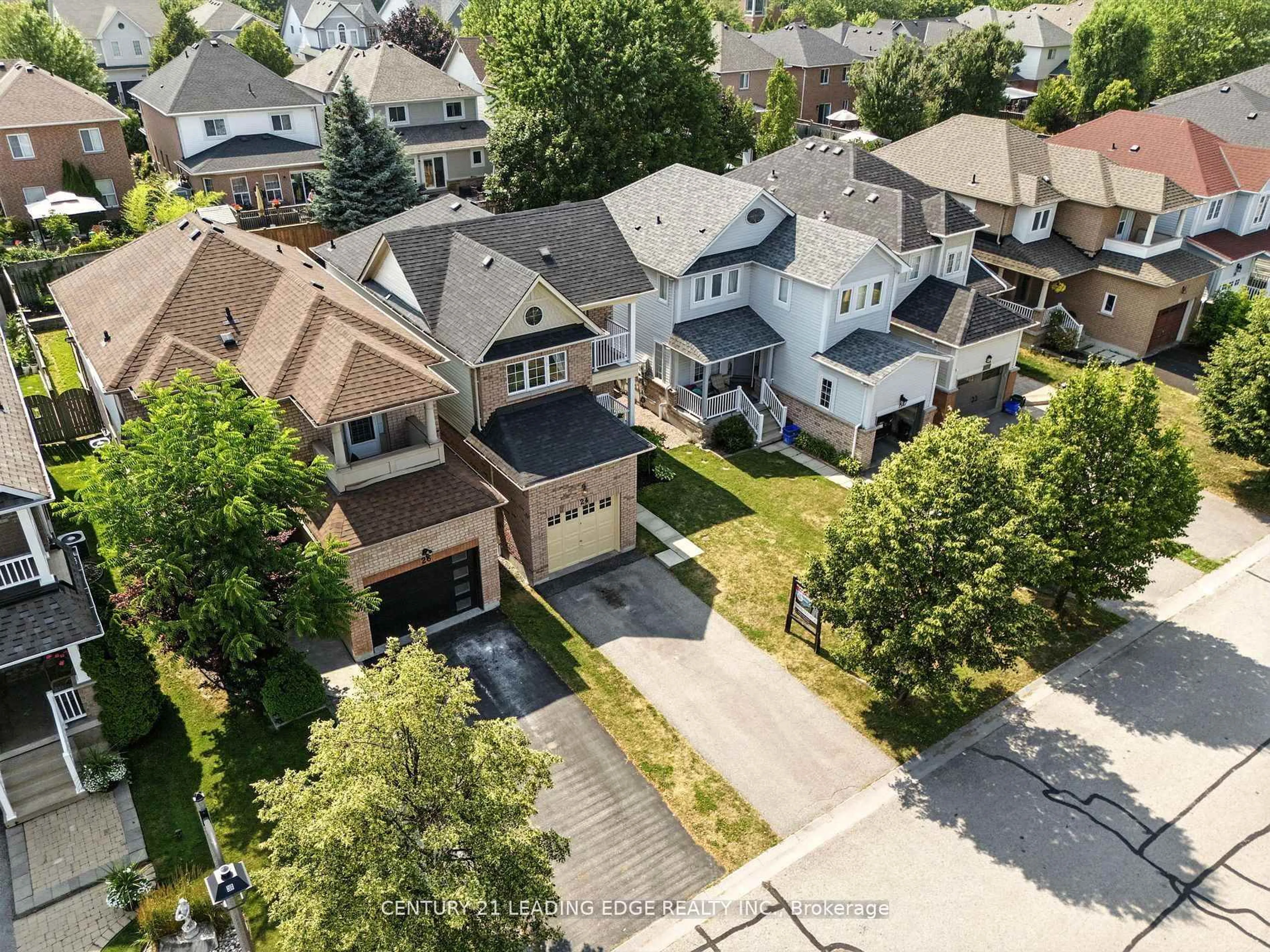 A pic from outside/outdoor area/front of a property/back of a property/a pic from drone, street for 24 Steamer Dr, Whitby Ontario L1N 9X6