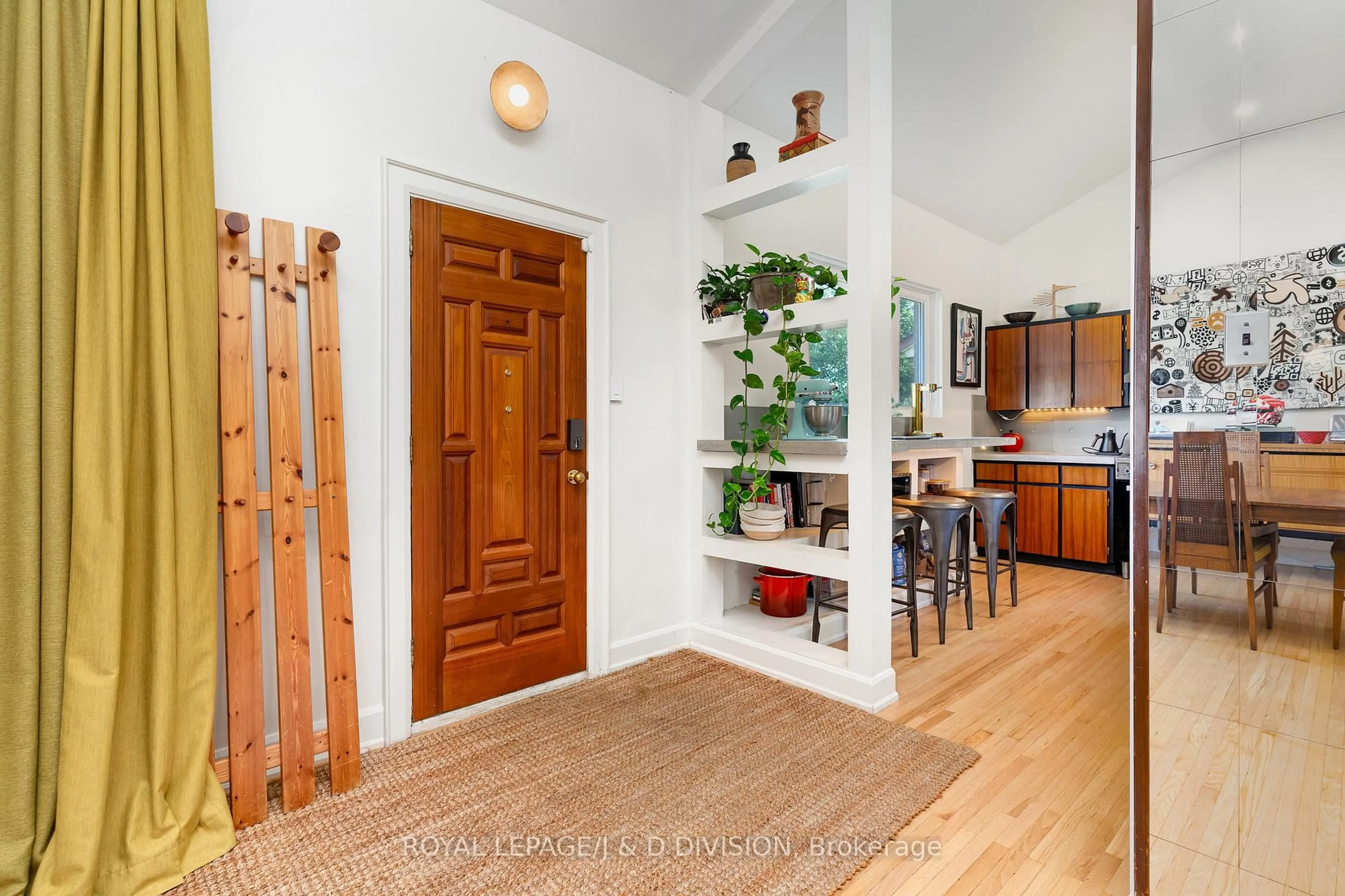 Indoor entryway for 695 Stone St, Oshawa Ontario L1J 1A4