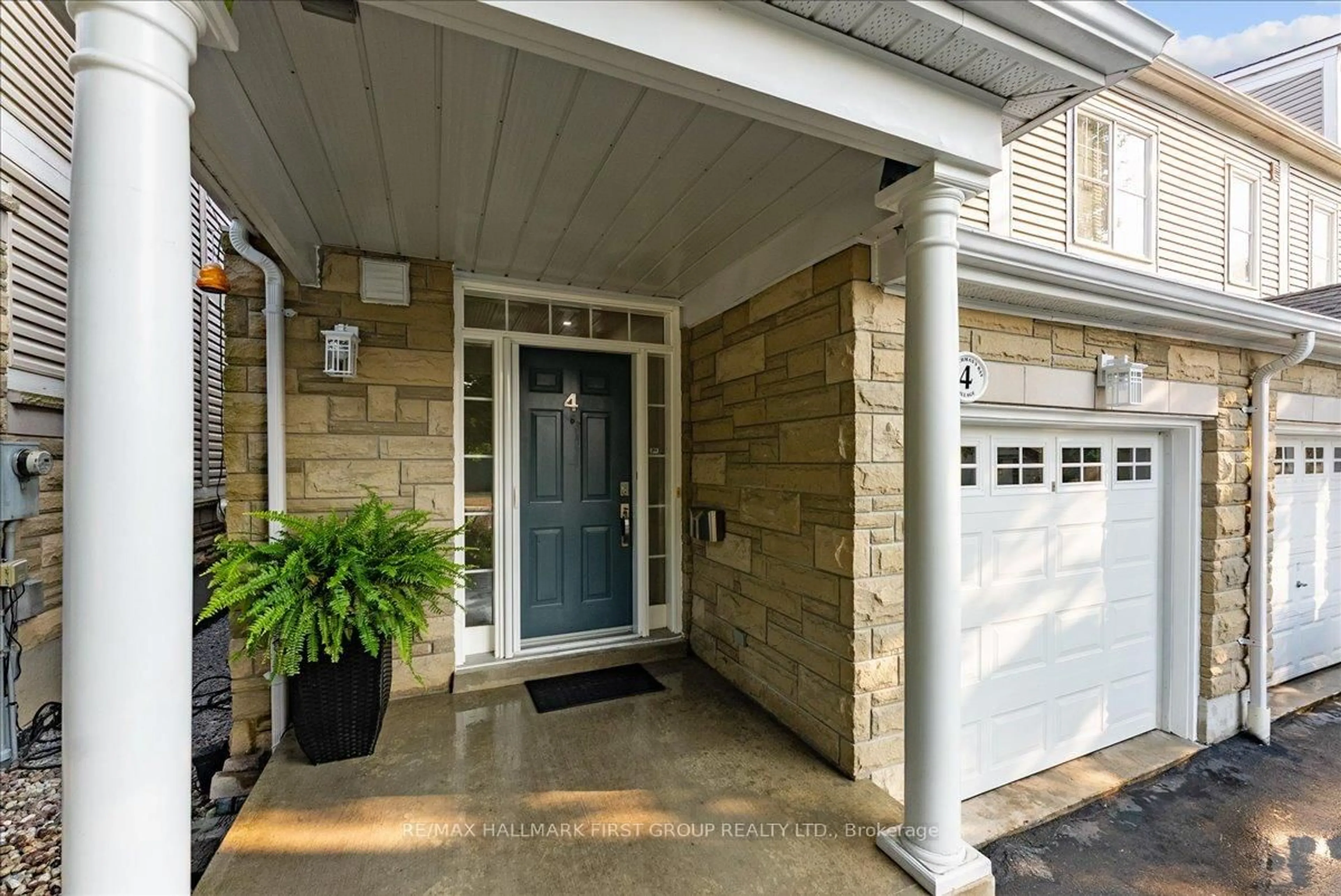 Indoor entryway for 1295 Wharf St #4, Pickering Ontario L1W 1A2