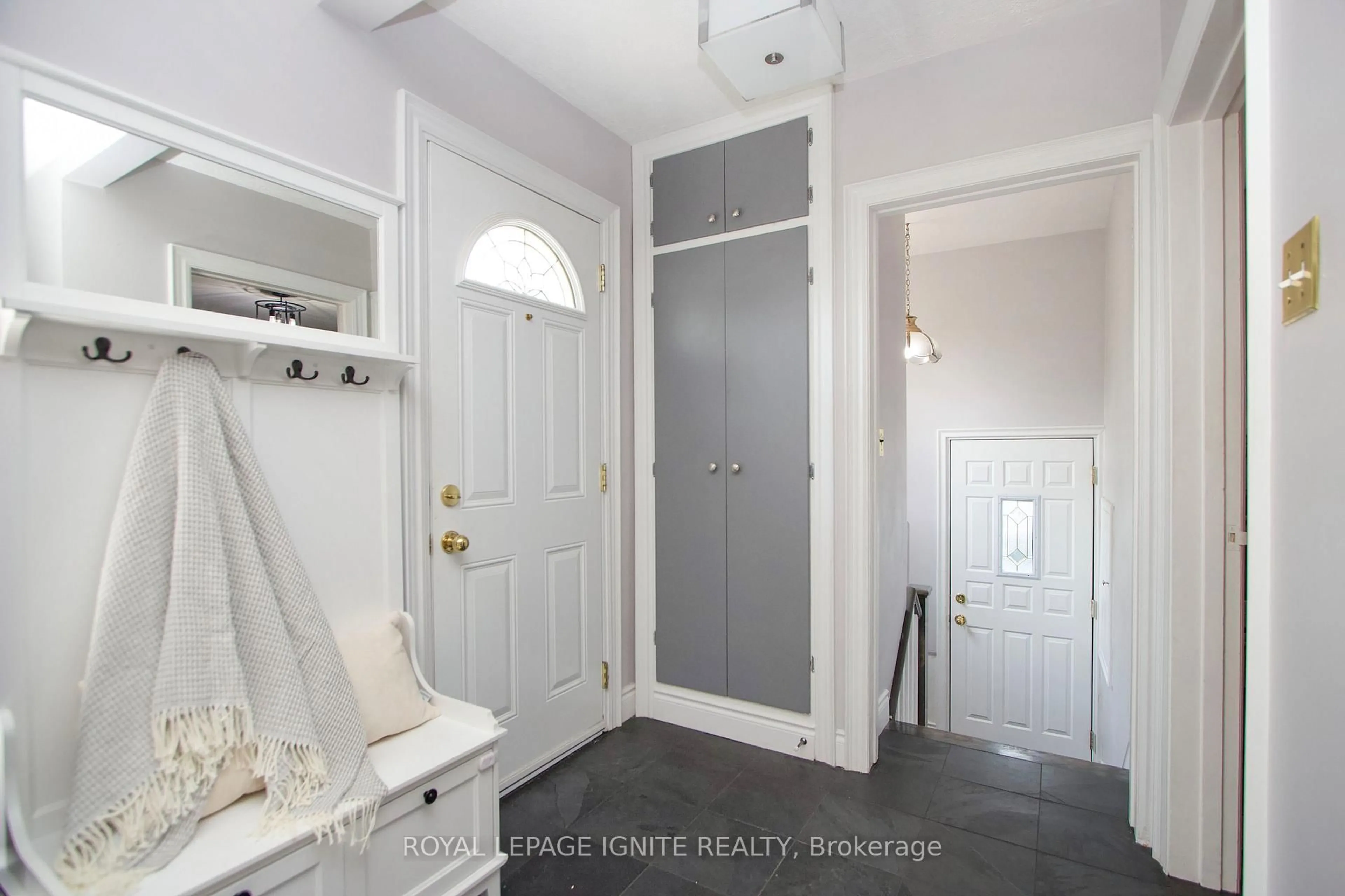 Indoor entryway for 52 Terraview Blvd, Toronto Ontario M1R 4L9